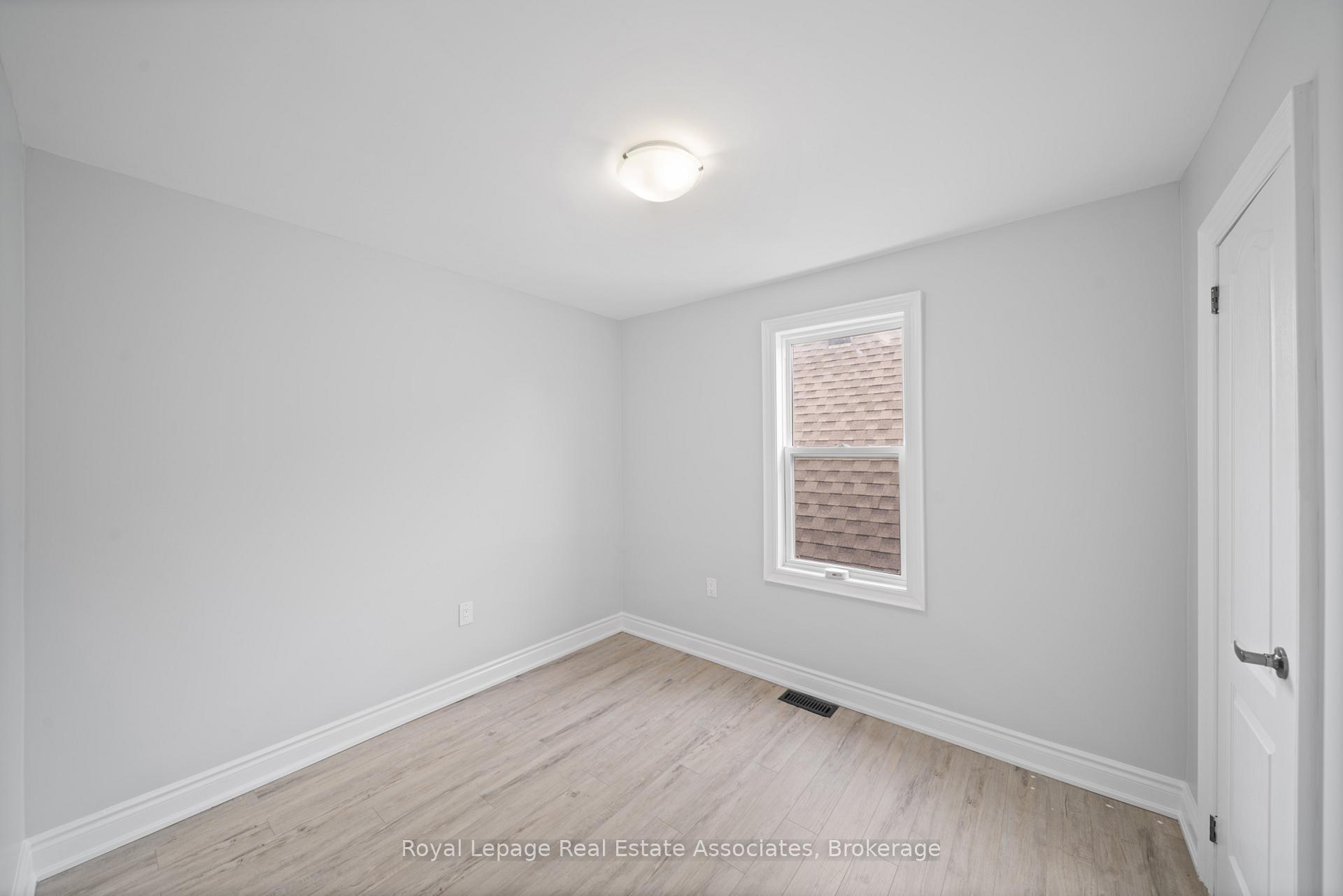 Photo 13 of 305 Weir Street N, Hamilton, Homeside — HOMEH