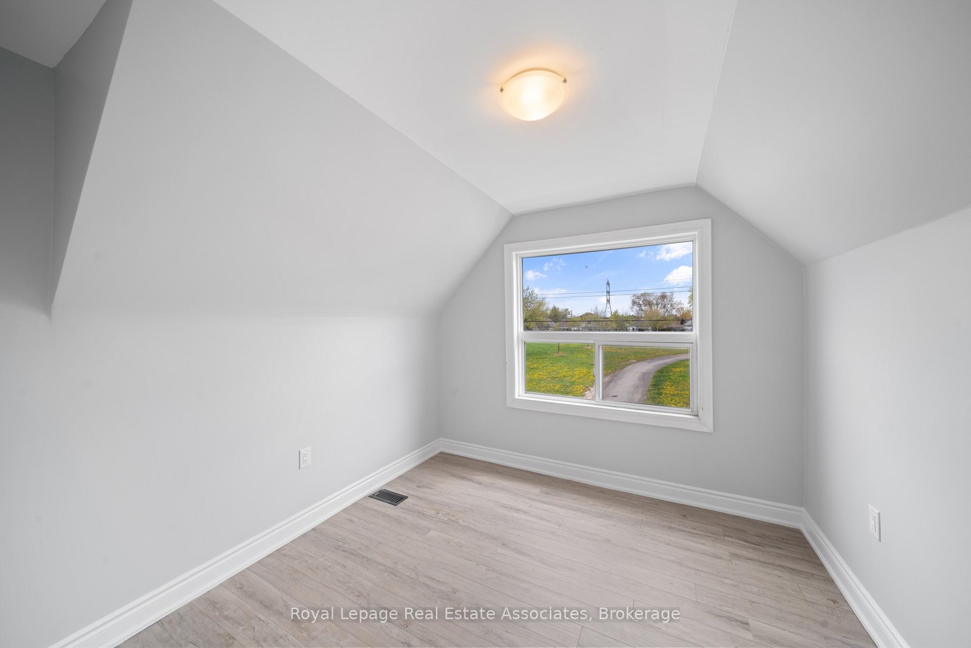 Photo 15 of 305 Weir Street N, Hamilton, Homeside — HOMEH