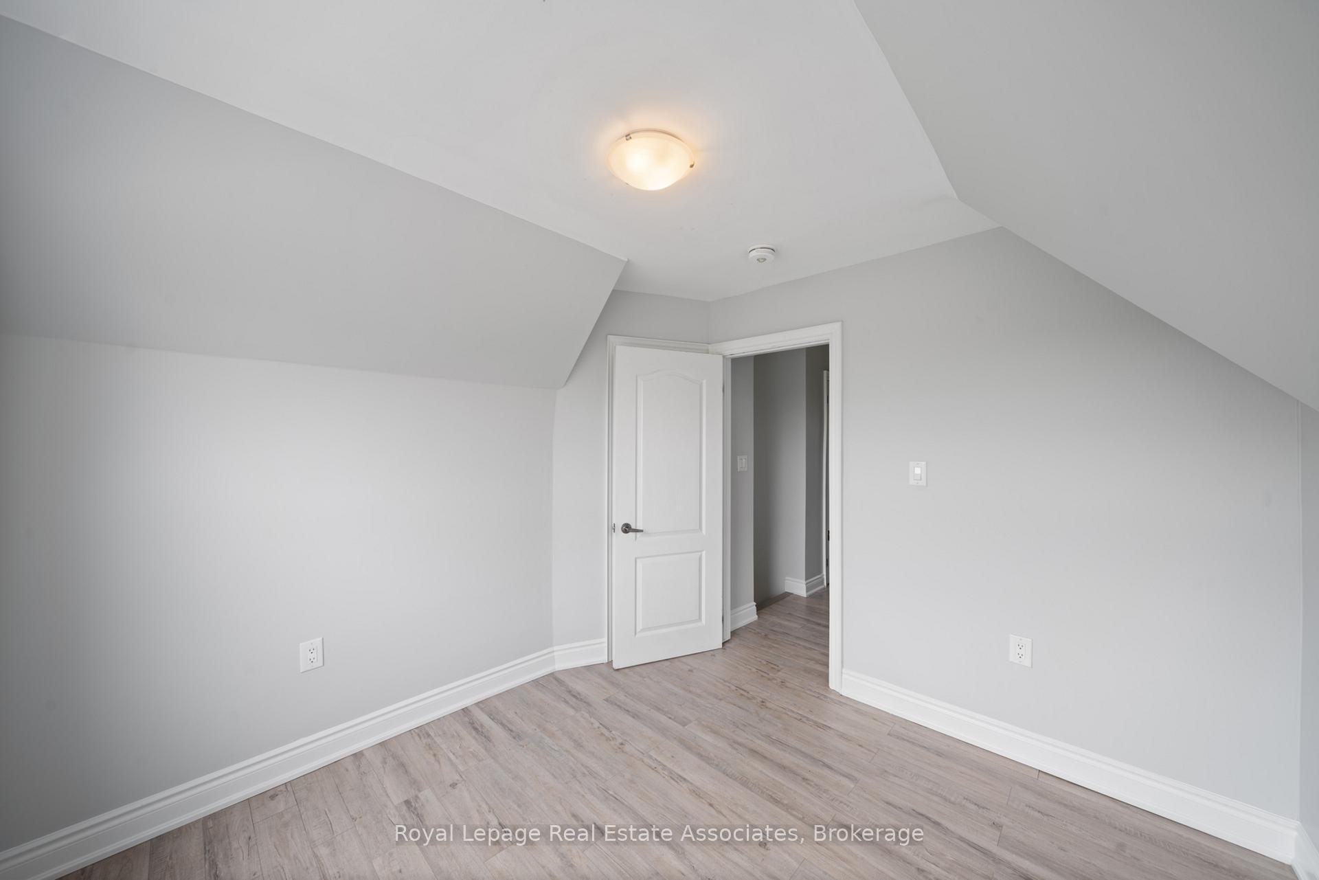 Photo 16 of 305 Weir Street N, Hamilton, Homeside — HOMEH