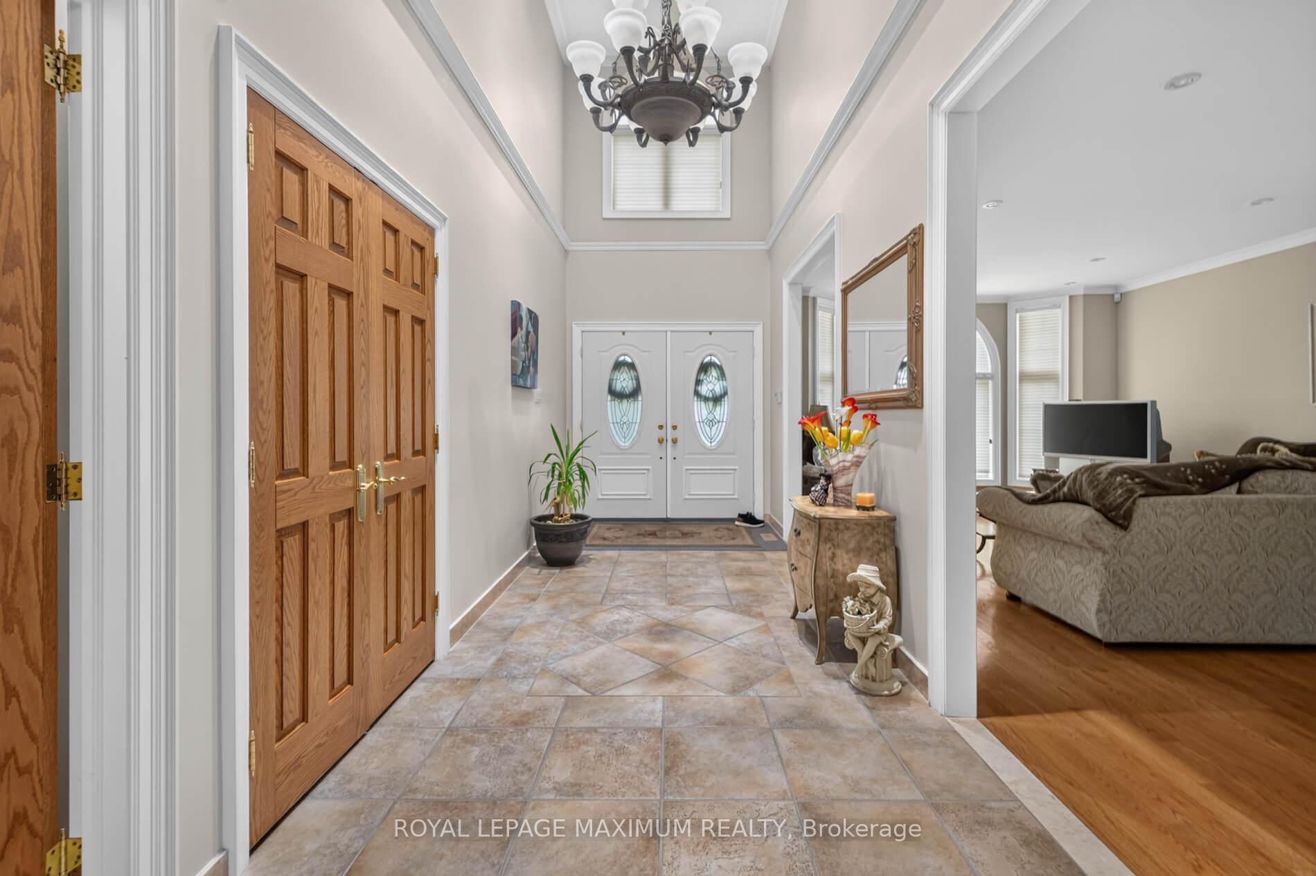 Photo 4 of 378 Rustic Road, North York, Maple Leaf — HOMEH