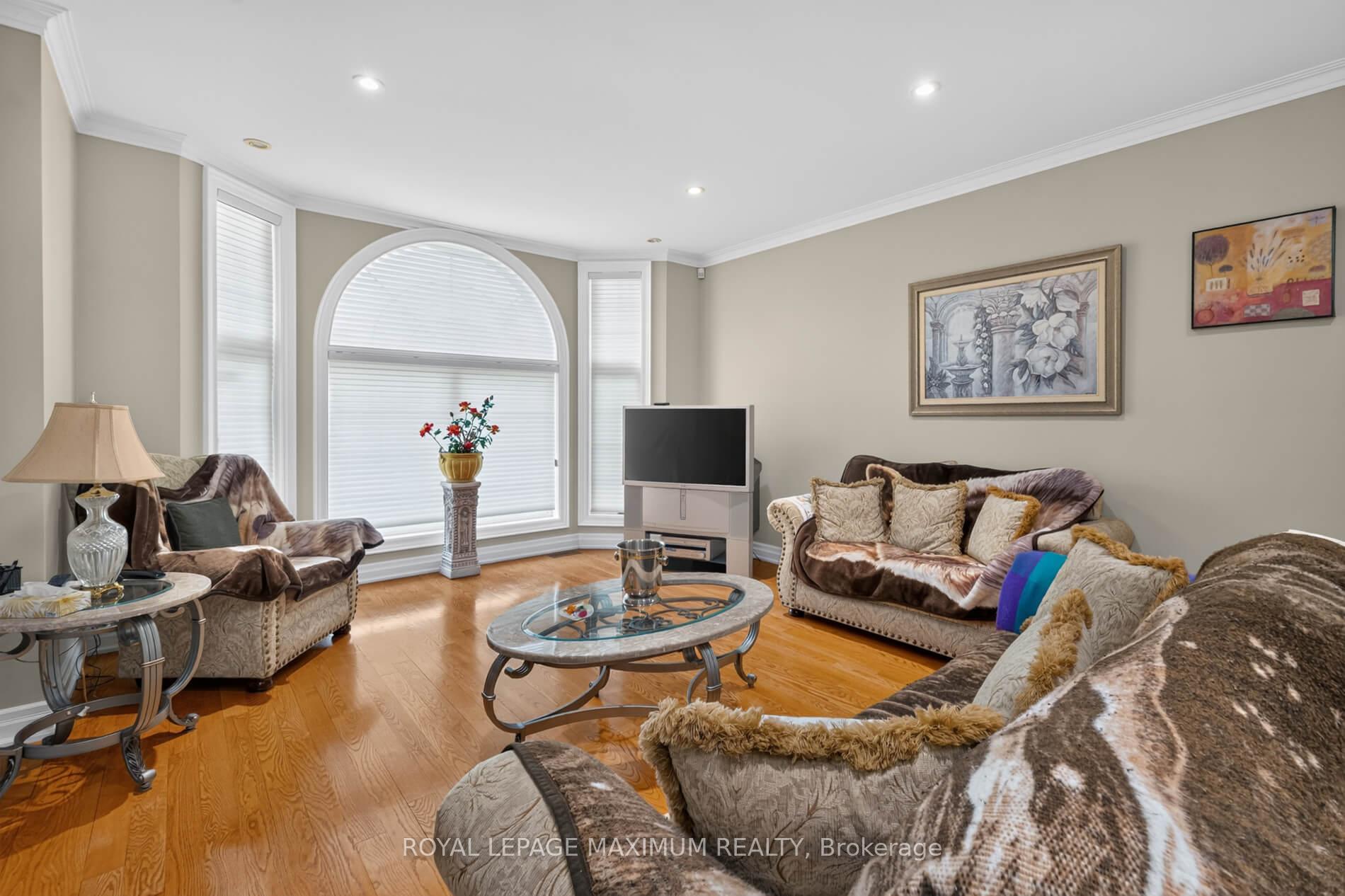 Photo 5 of 378 Rustic Road, North York, Maple Leaf — HOMEH