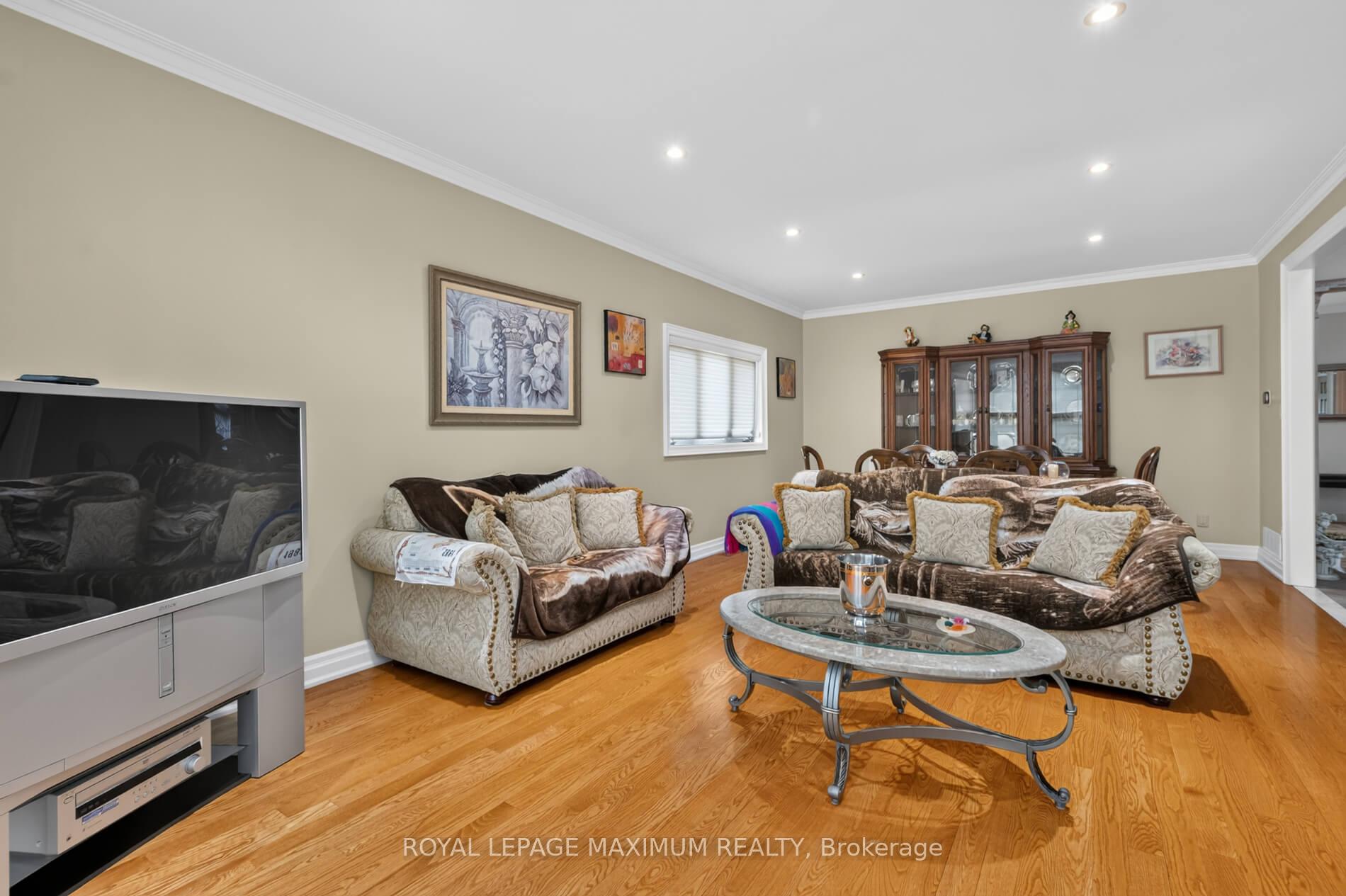 Photo 8 of 378 Rustic Road, North York, Maple Leaf — HOMEH