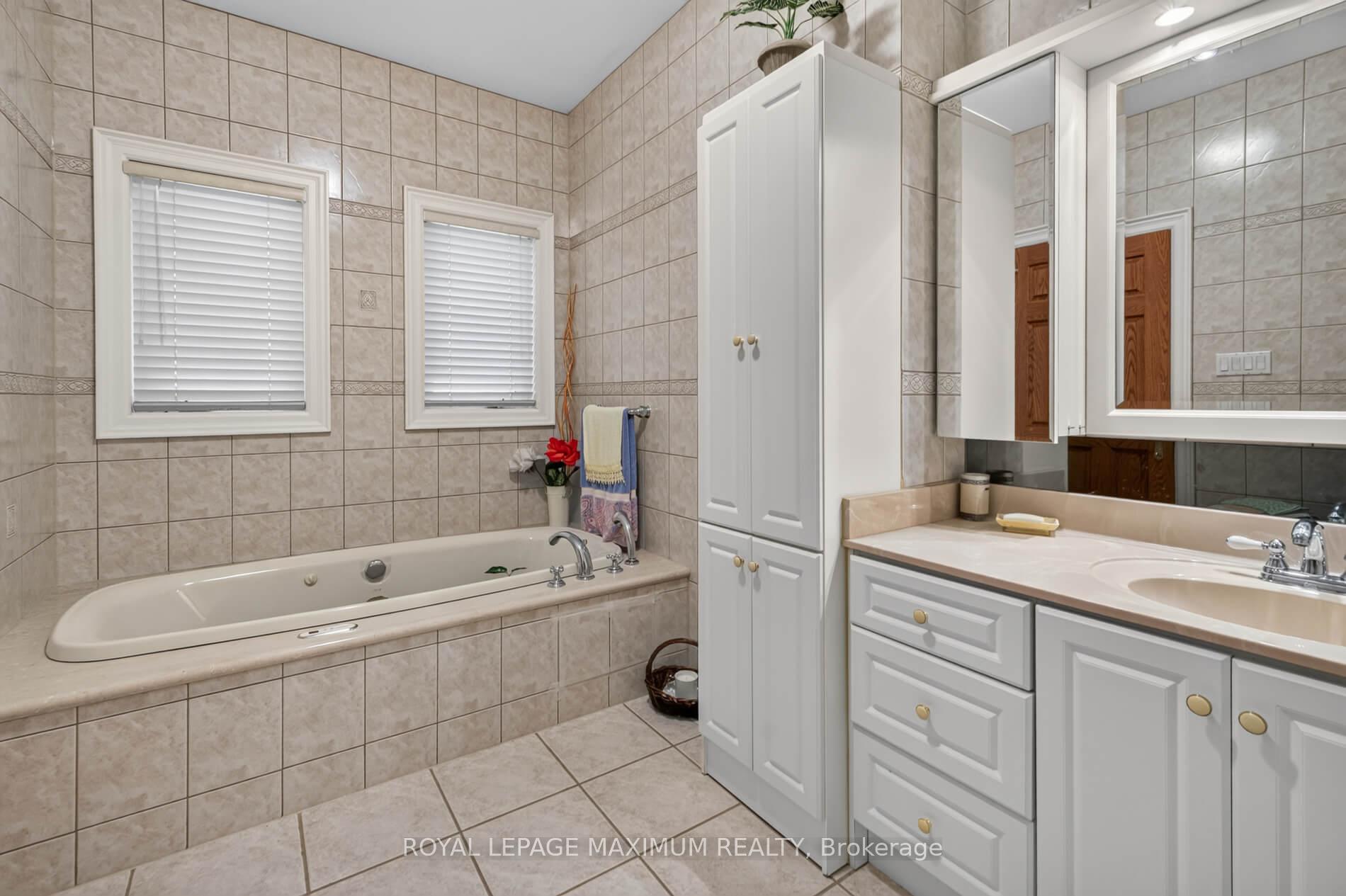 Photo 23 of 378 Rustic Road, North York, Maple Leaf — HOMEH