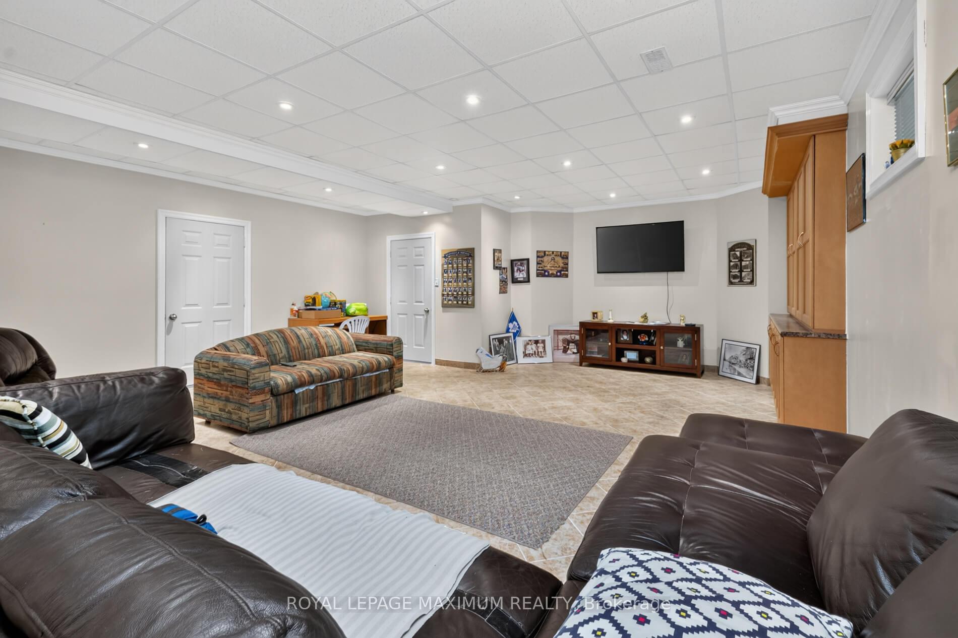 Photo 28 of 378 Rustic Road, North York, Maple Leaf — HOMEH