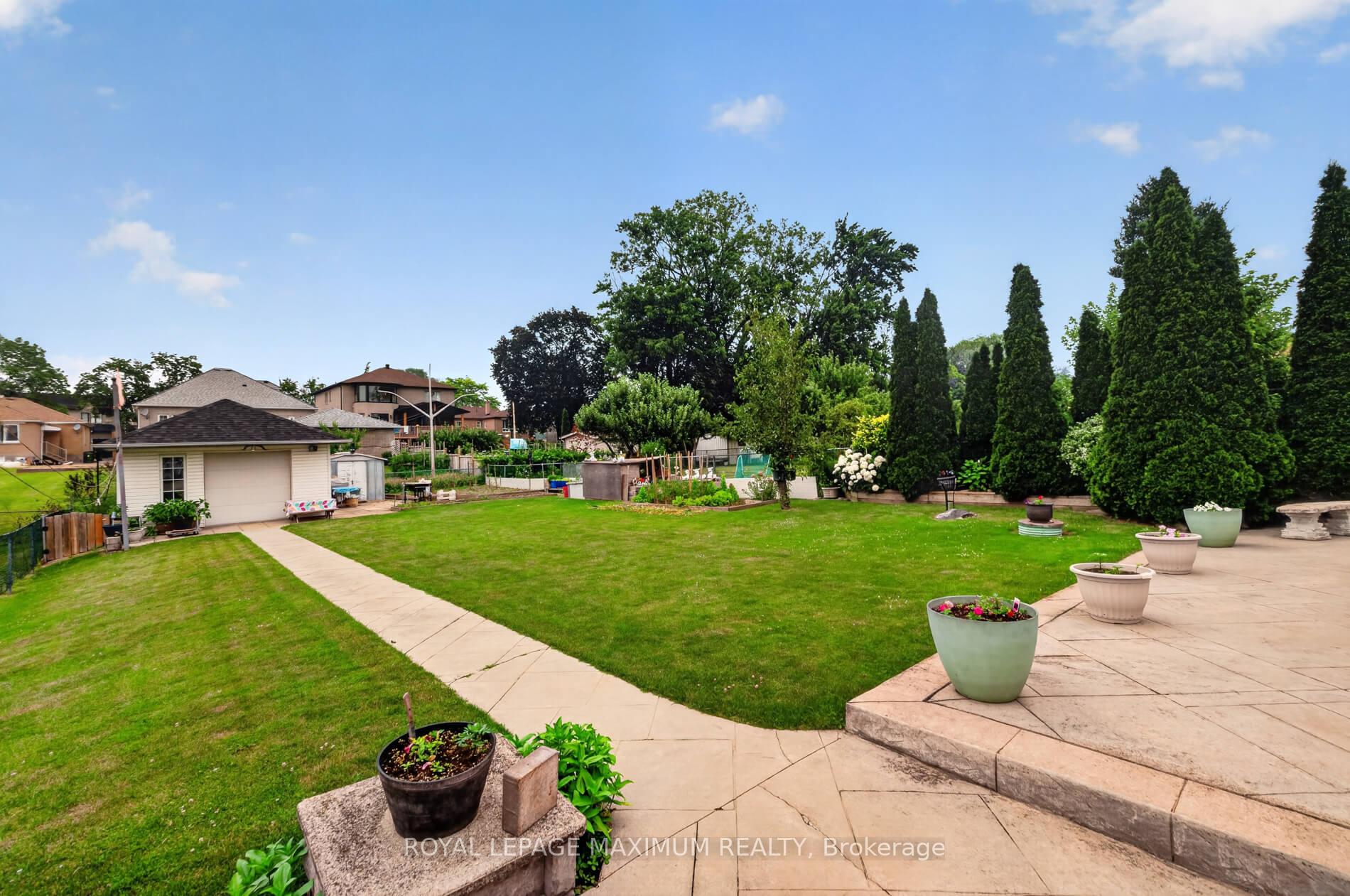 Photo 38 of 378 Rustic Road, North York, Maple Leaf — HOMEH