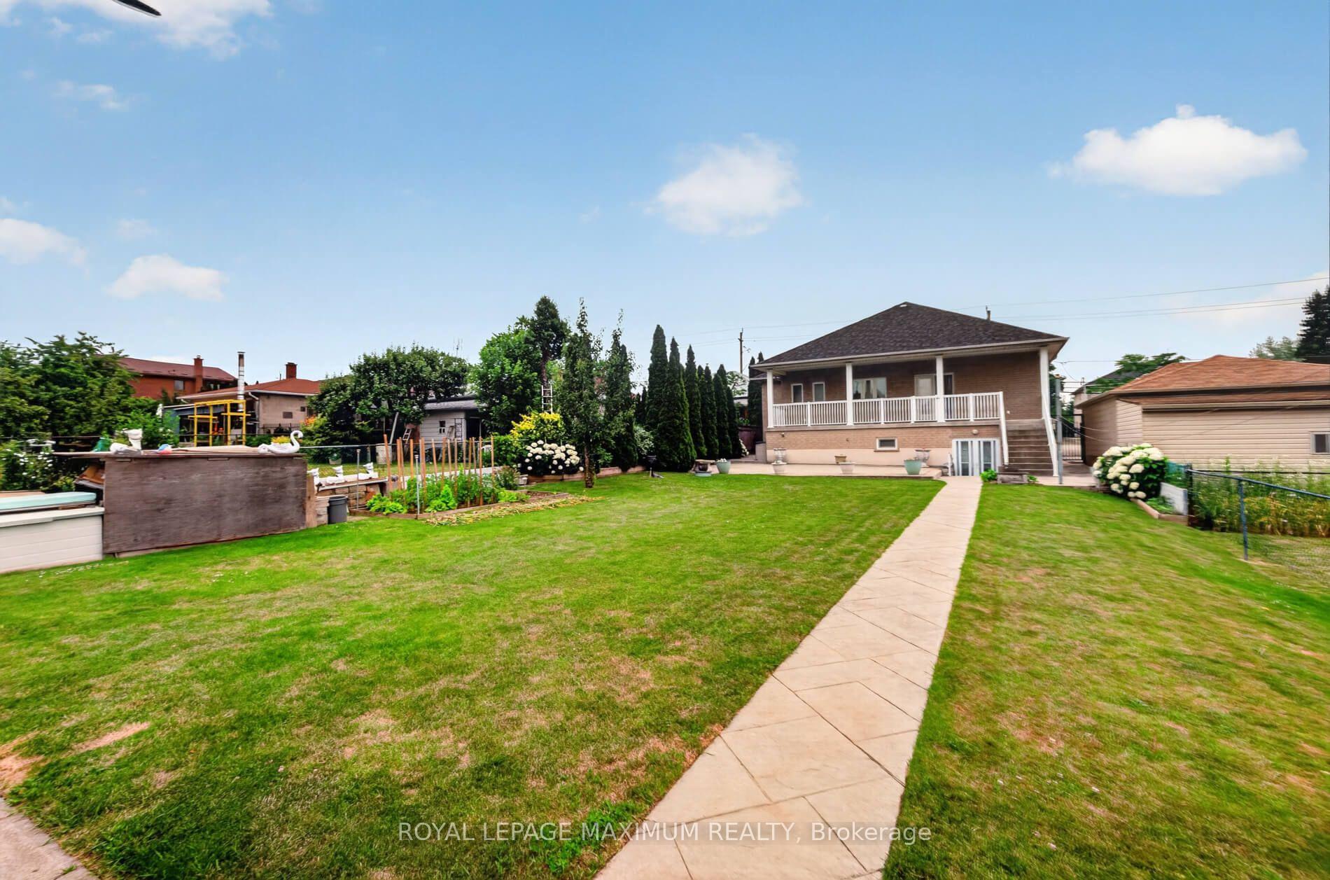 Photo 42 of 378 Rustic Road, North York, Maple Leaf — HOMEH