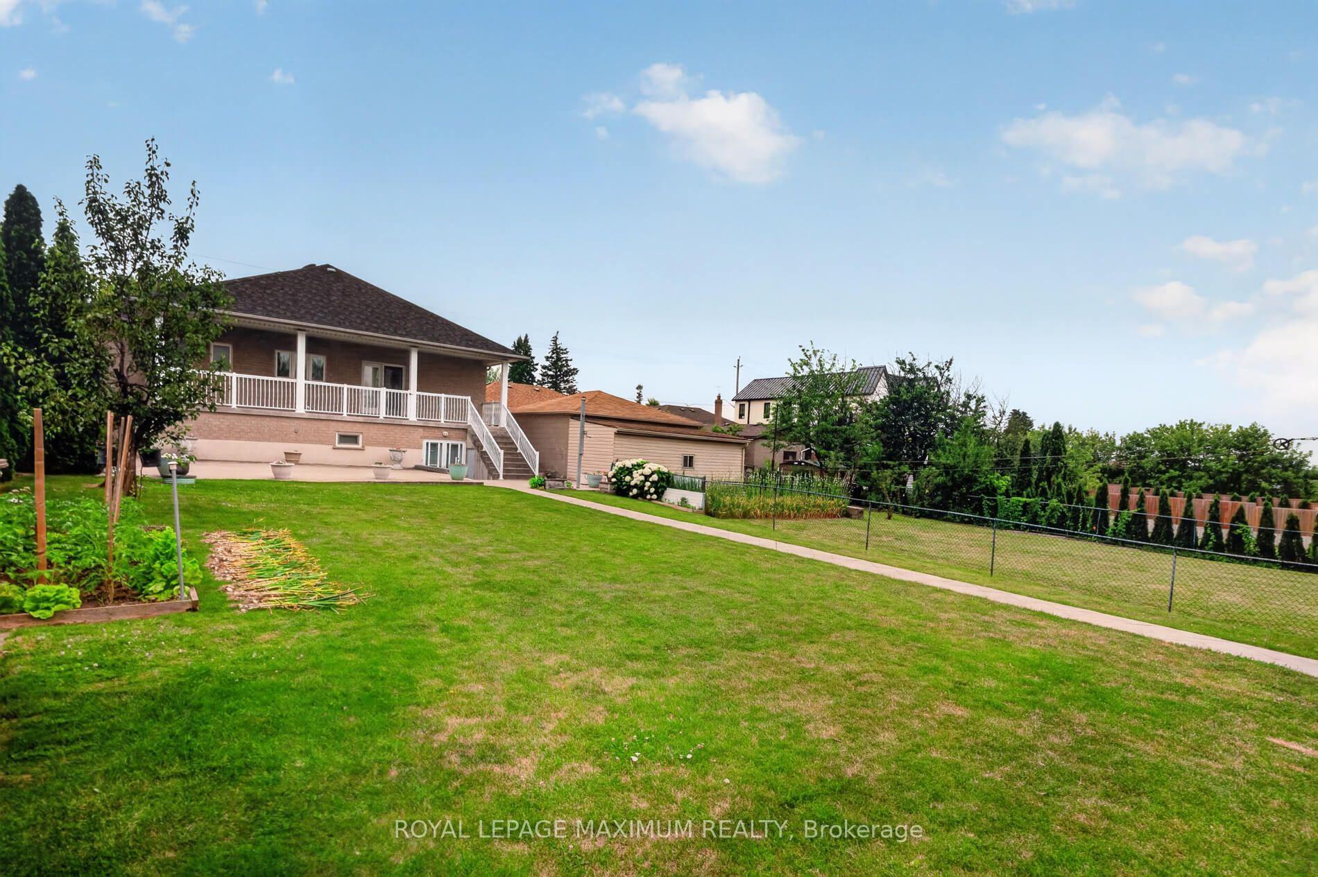 Photo 43 of 378 Rustic Road, North York, Maple Leaf — HOMEH