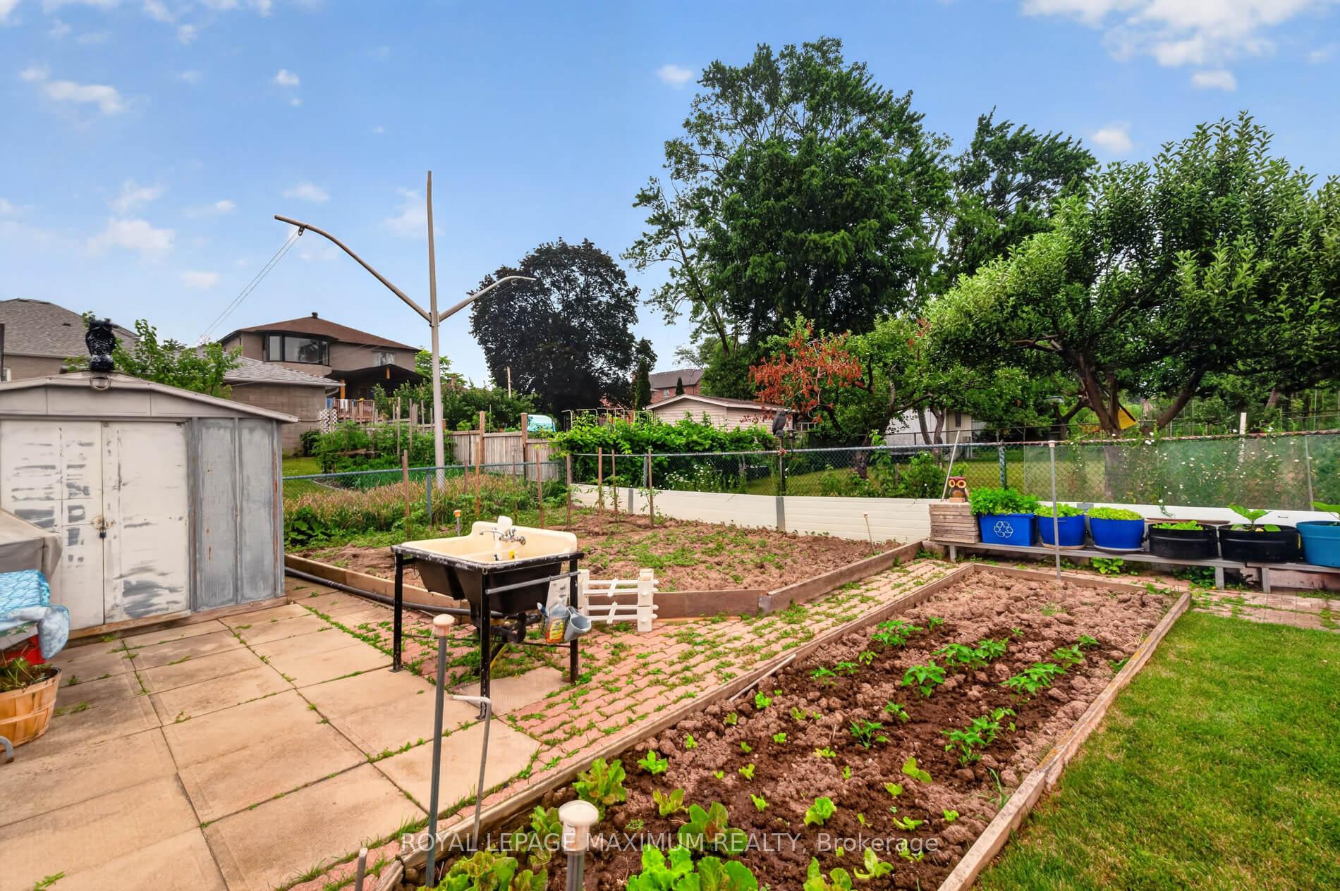 Photo 46 of 378 Rustic Road, North York, Maple Leaf — HOMEH