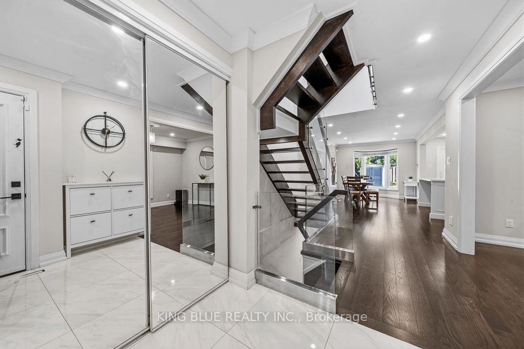 Photo 3 of 56 Thornbury Circle, Vaughan, Crestwood-Springfarm-Yorkhill — HOMEH