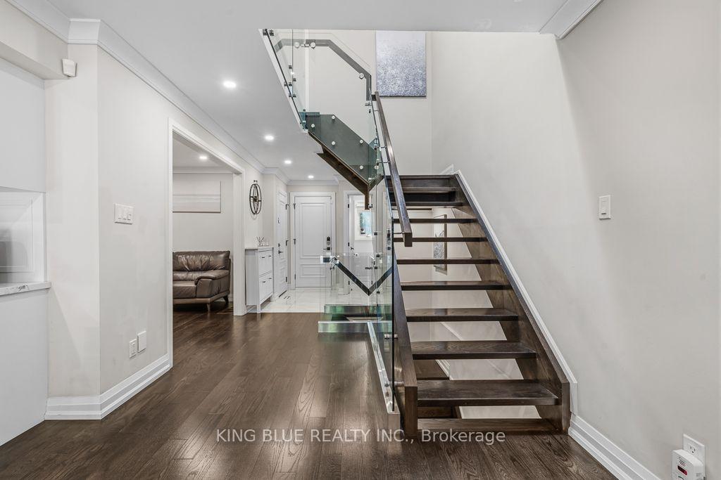 Photo 8 of 56 Thornbury Circle, Vaughan, Crestwood-Springfarm-Yorkhill — HOMEH