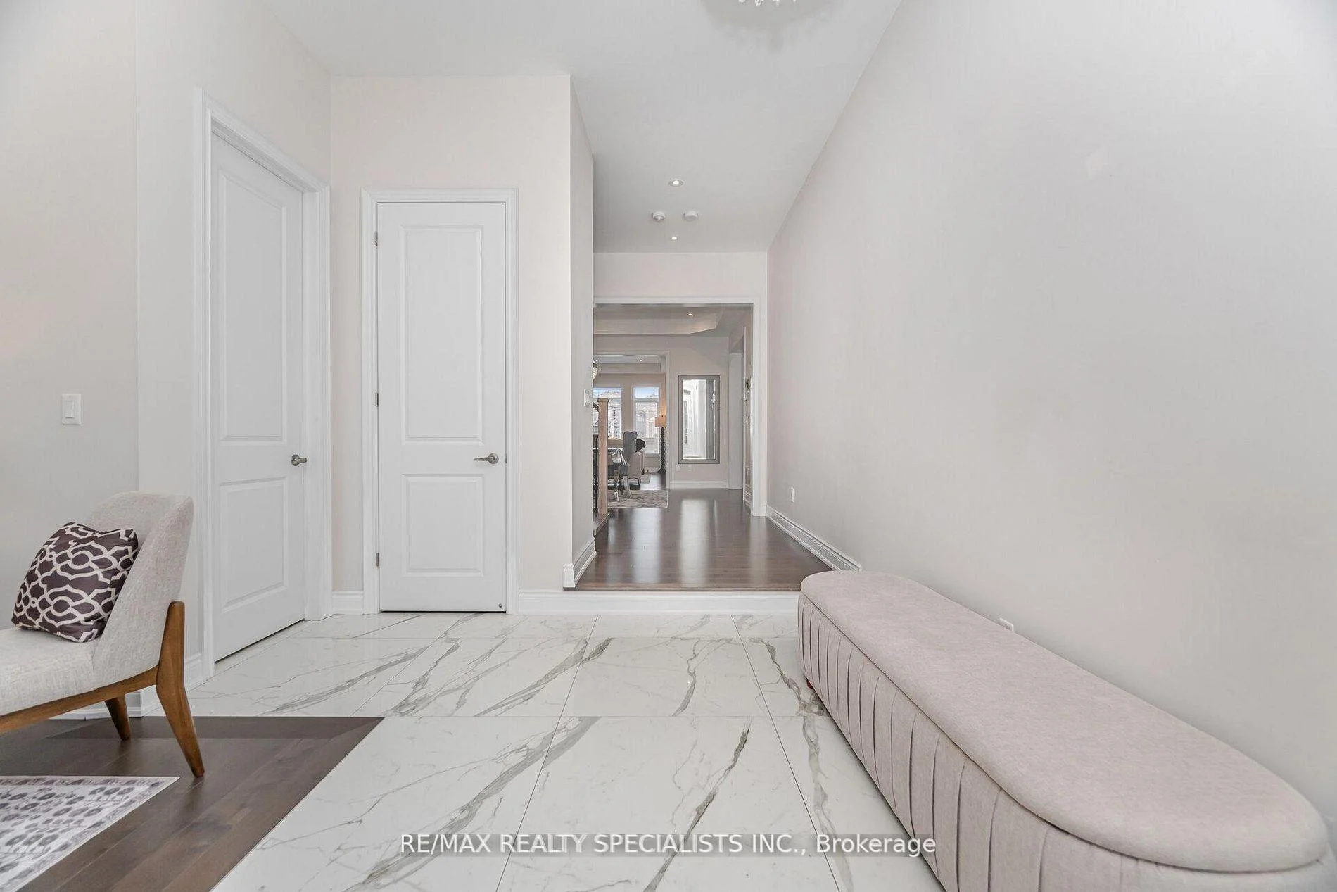 Photo 4 of 53 Threshingmills Boulevard, Oakville, River Oaks — HOMEH