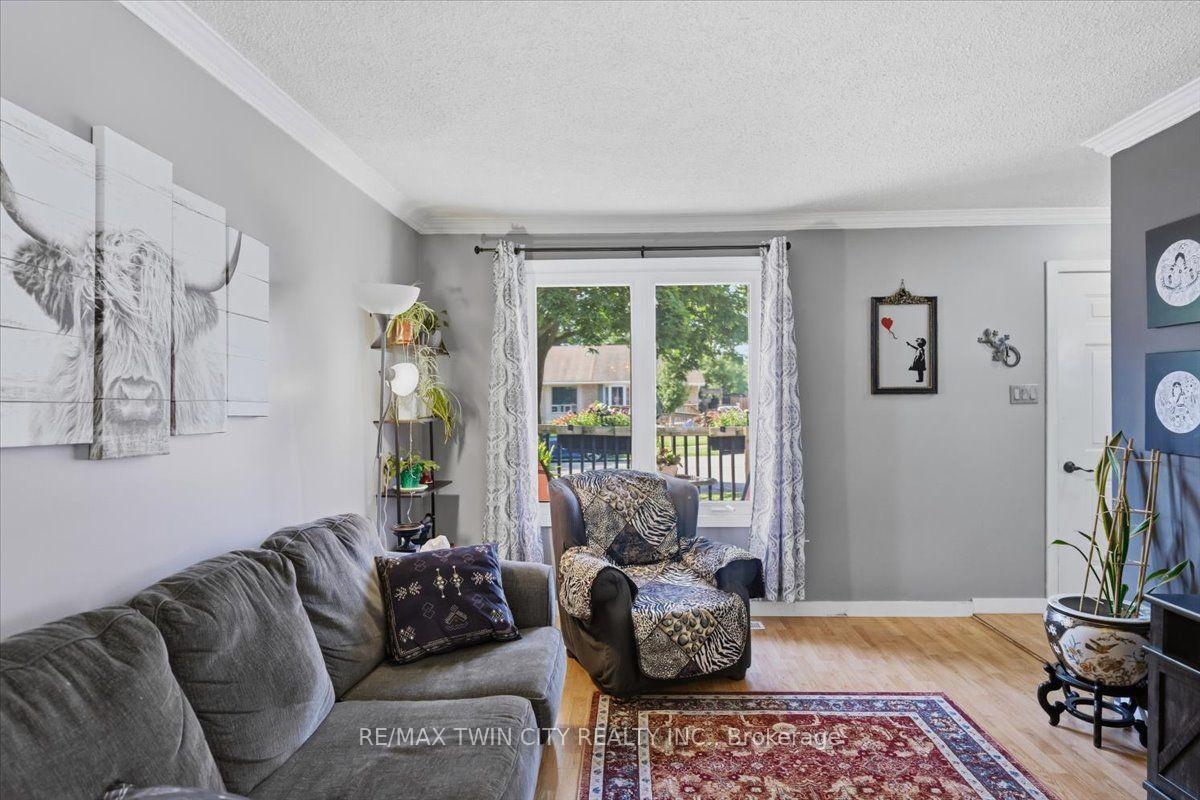 Photo 10 of 16 Palomino Drive, Brantford, Lynden Hills — HOMEH