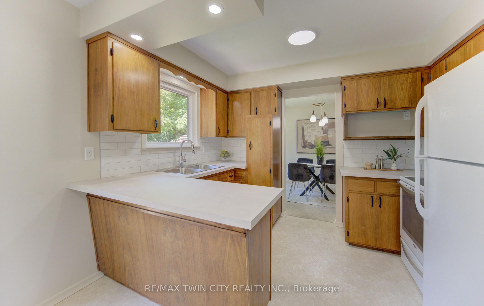 Photo 15 of 26 Penrose Avenue, Waterloo — HOMEH