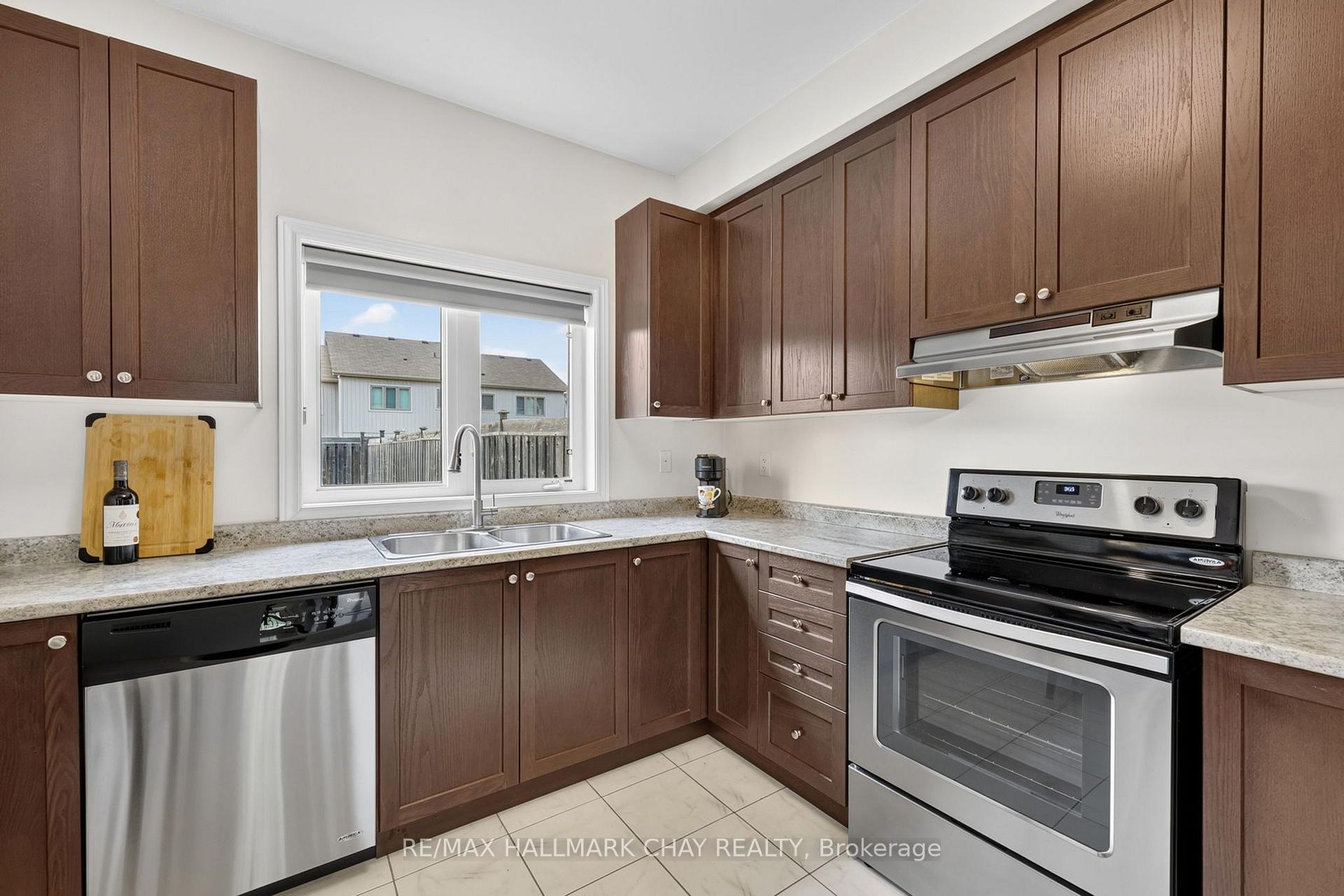Photo 3 of 21 Pearcey Crescent, Barrie, West Bayfield — HOMEH