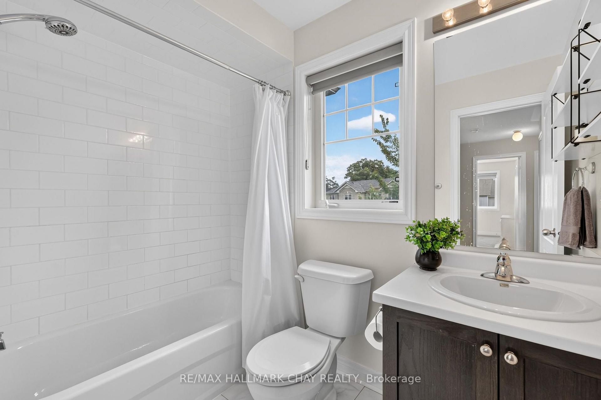 Photo 14 of 21 Pearcey Crescent, Barrie, West Bayfield — HOMEH