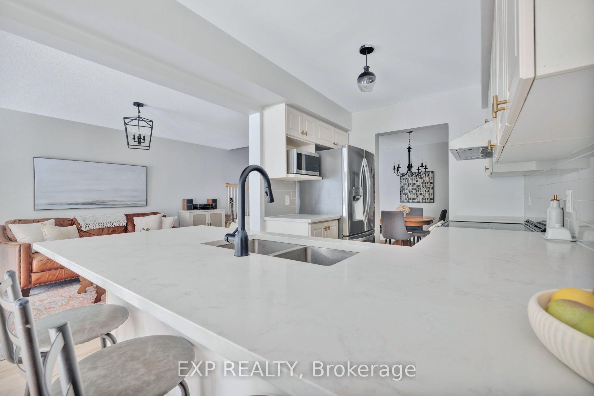 Photo 15 of 210 Wabiskaw Private, Ottawa, Barrhaven - Stonebridge — HOMEH