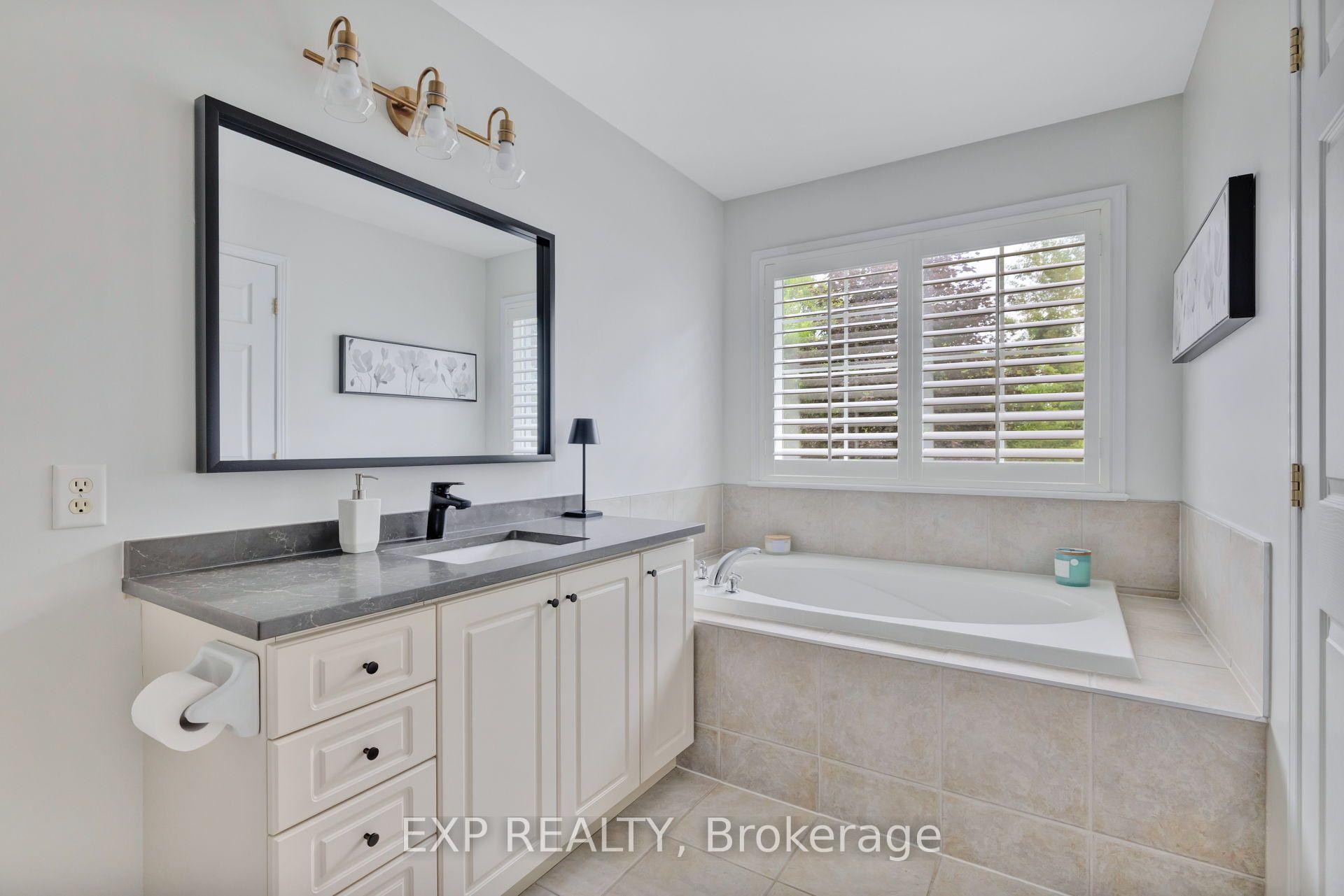 Photo 32 of 210 Wabiskaw Private, Ottawa, Barrhaven - Stonebridge — HOMEH