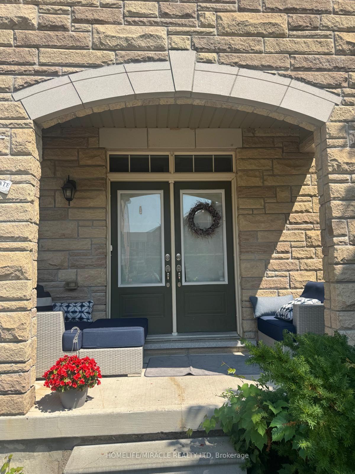 Photo 2 of 82 Aspen Hills Road, Brampton, Credit Valley — HOMEH