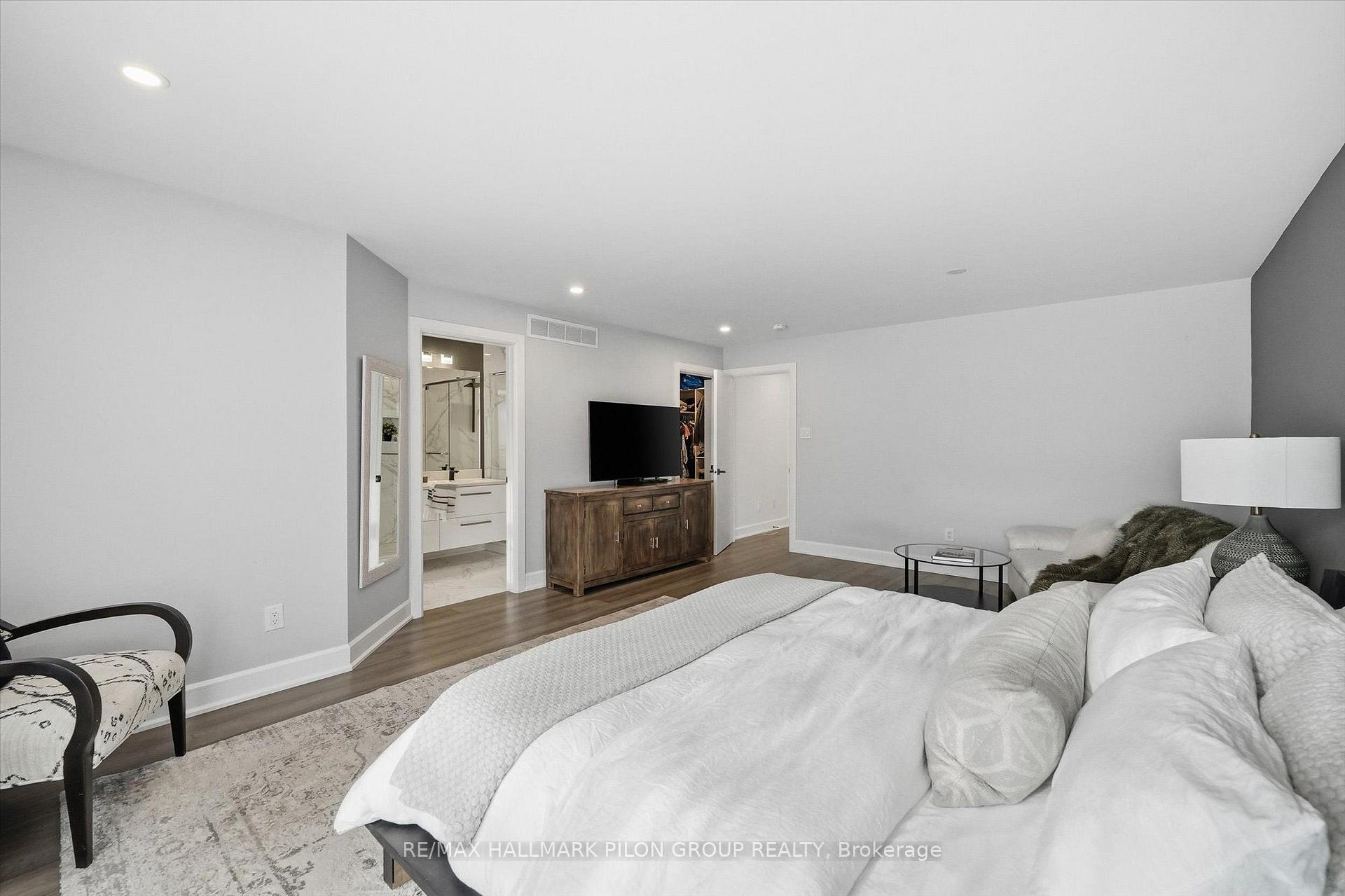 Photo 17 of 559 Mutual Street, Ottawa, Castle Heights — HOMEH