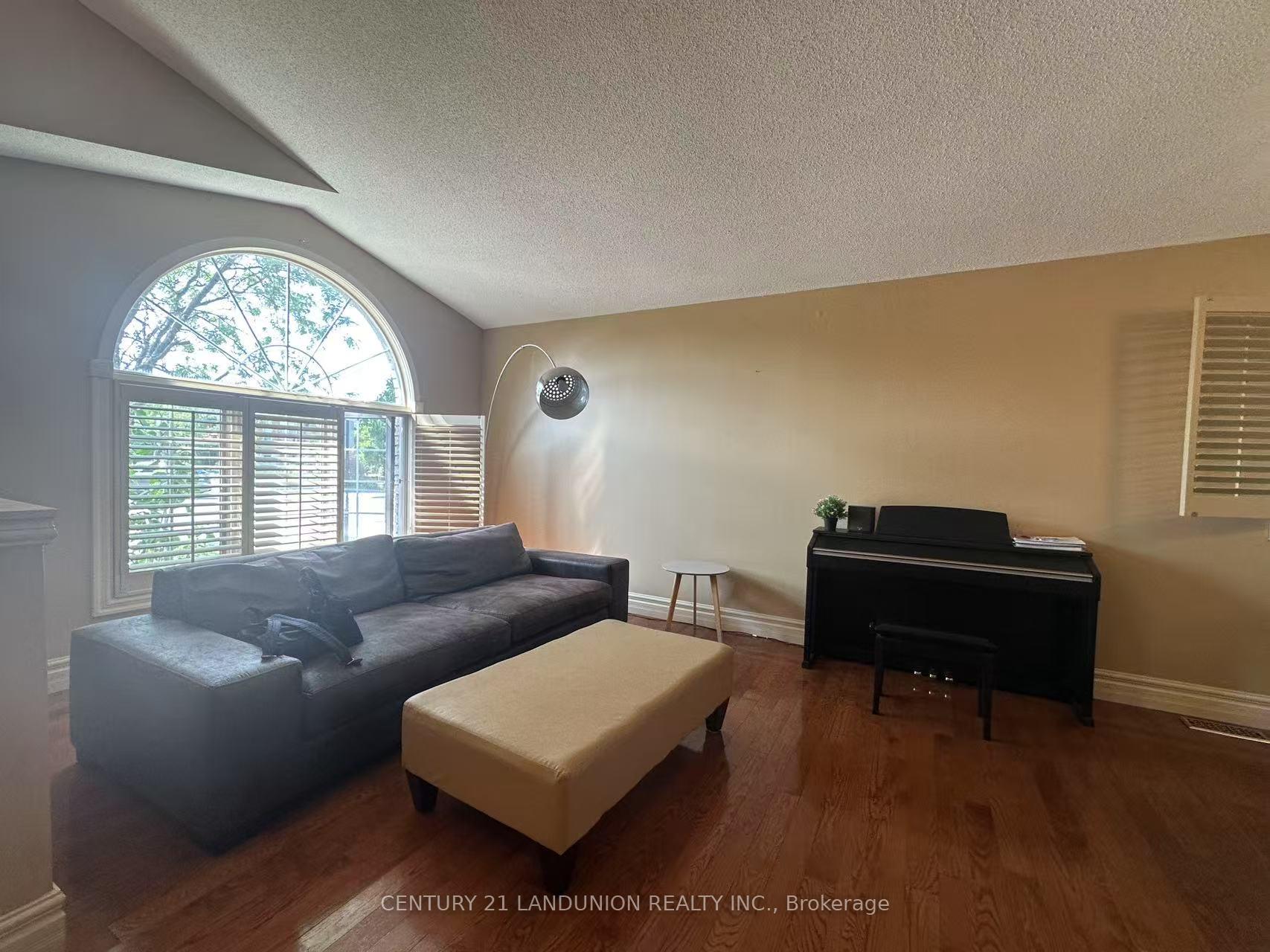 Photo 3 of 104 Hepburn Crescent, Hamilton, Mountview — HOMEH