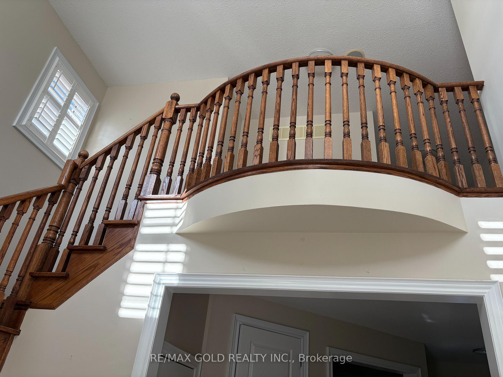 Photo 4 of 16 Valleyway Drive, Brampton, Credit Valley — HOMEH