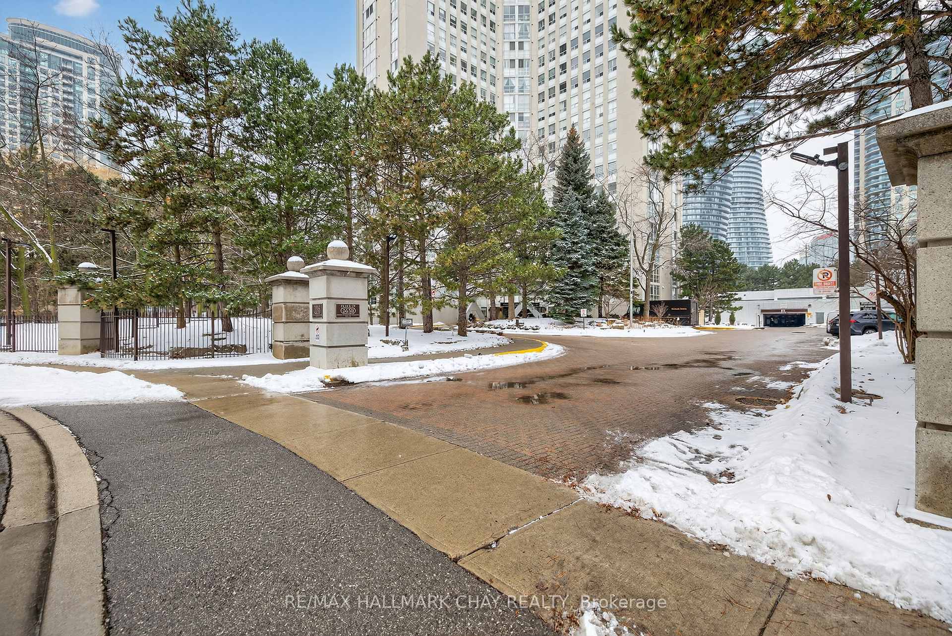 Photo 3 of Unit 501, 3650 Kaneff Crescent, Mississauga, Mississauga Valleys — HOMEH