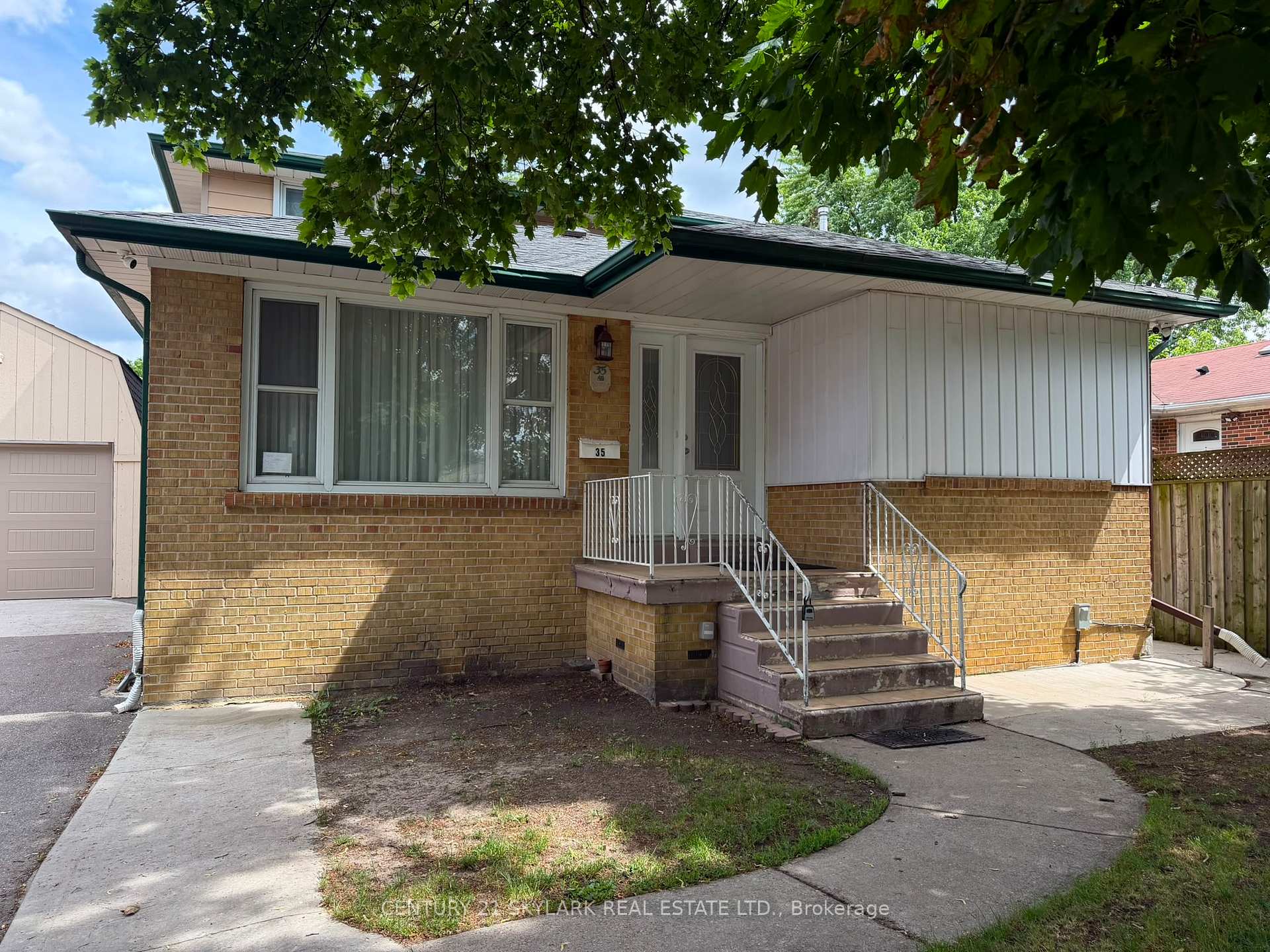 Photo 3 of 35 Cumberland Drive, Brampton, Brampton North — HOMEH