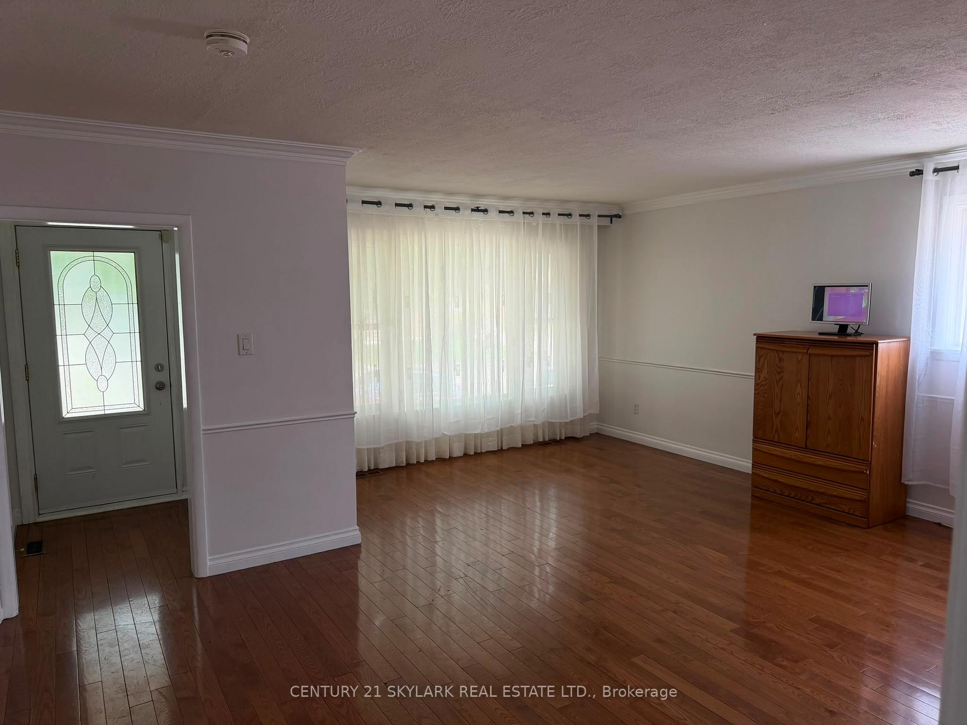 Photo 4 of 35 Cumberland Drive, Brampton, Brampton North — HOMEH