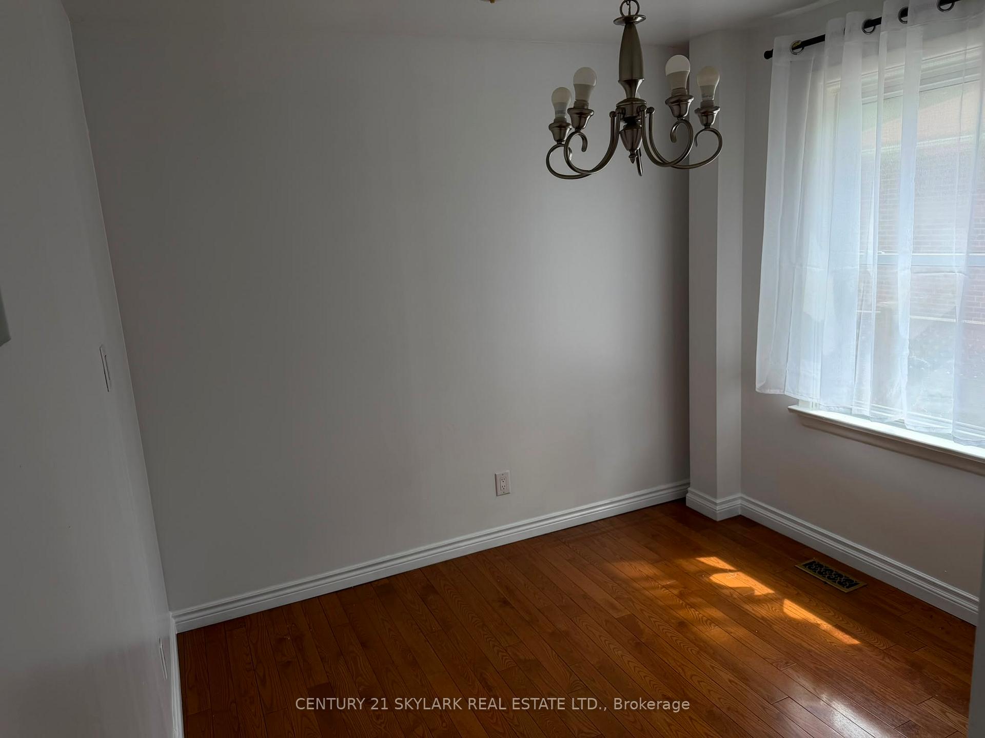 Photo 6 of 35 Cumberland Drive, Brampton, Brampton North — HOMEH