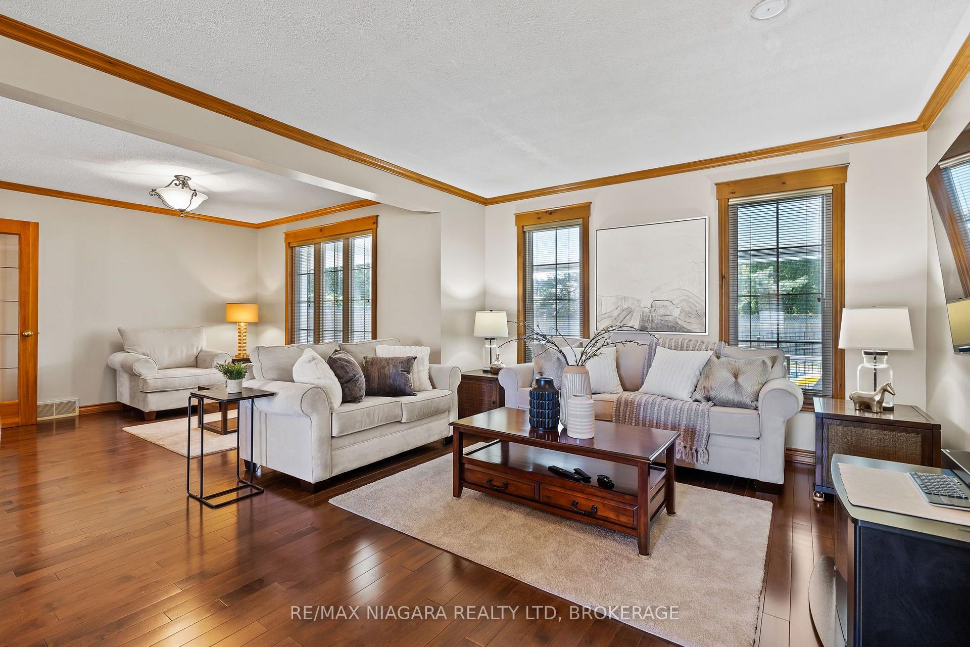 Photo 10 of 6370 Emma Street, Niagara Falls, Stamford — HOMEH