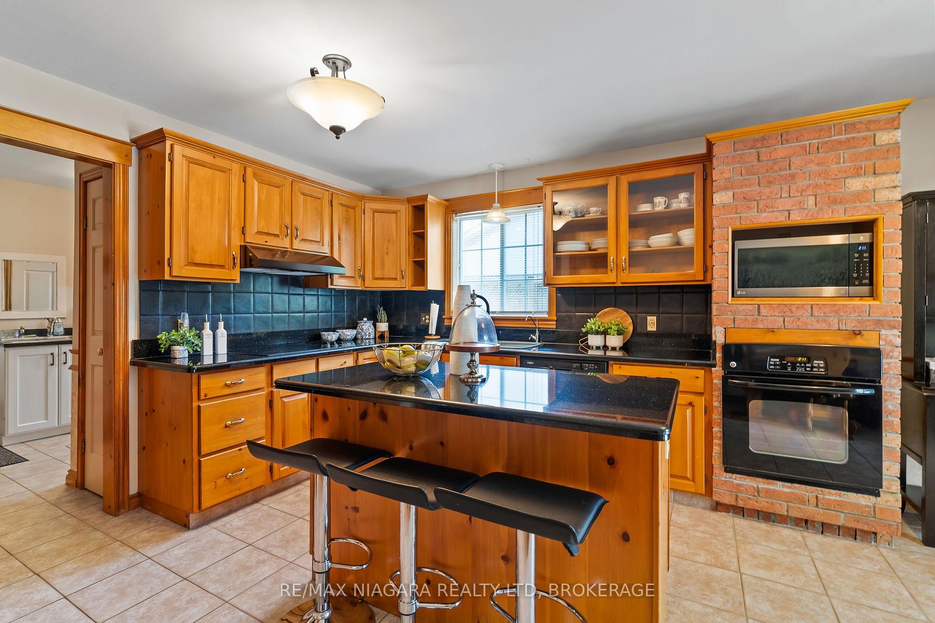 Photo 13 of 6370 Emma Street, Niagara Falls, Stamford — HOMEH