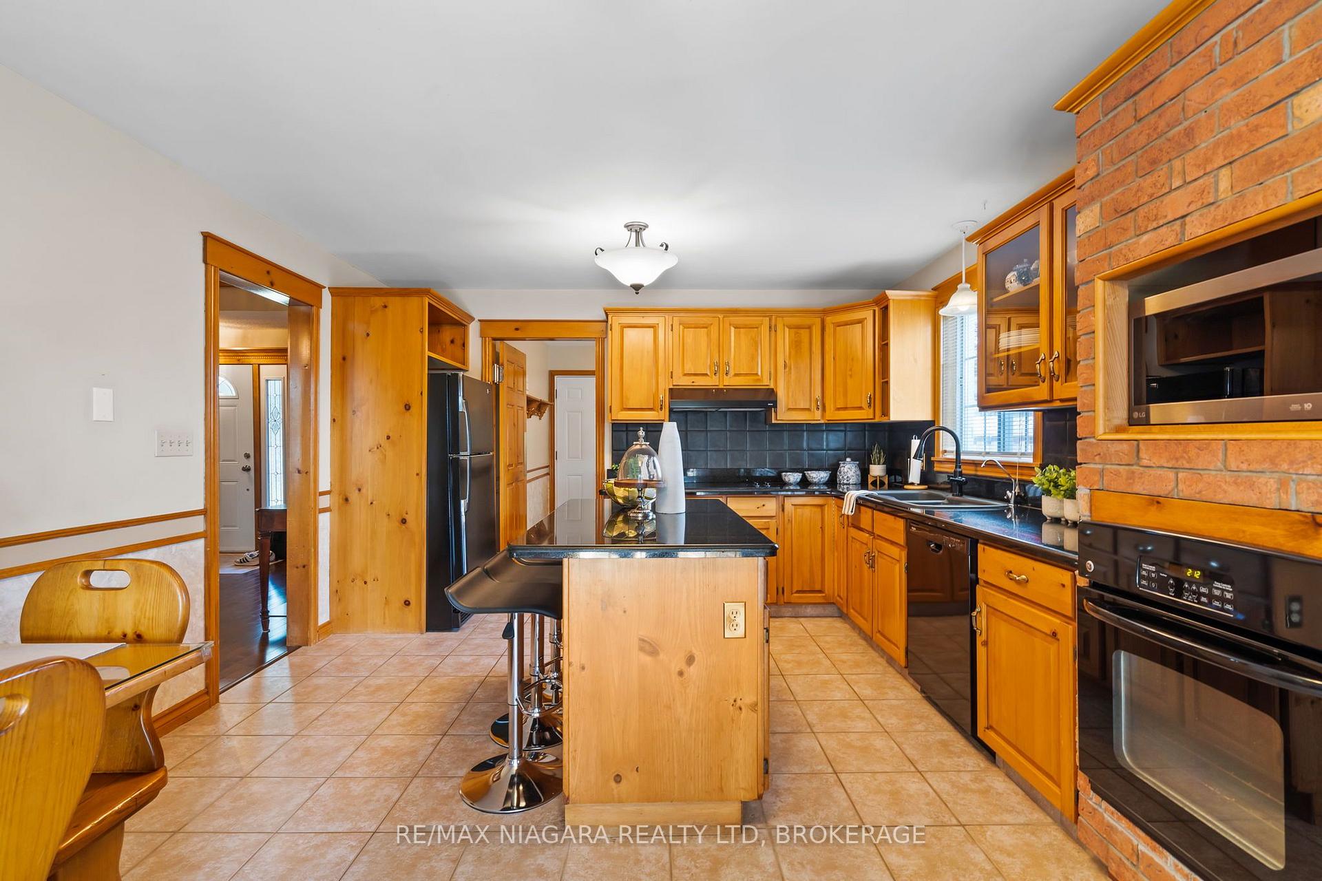 Photo 14 of 6370 Emma Street, Niagara Falls, Stamford — HOMEH
