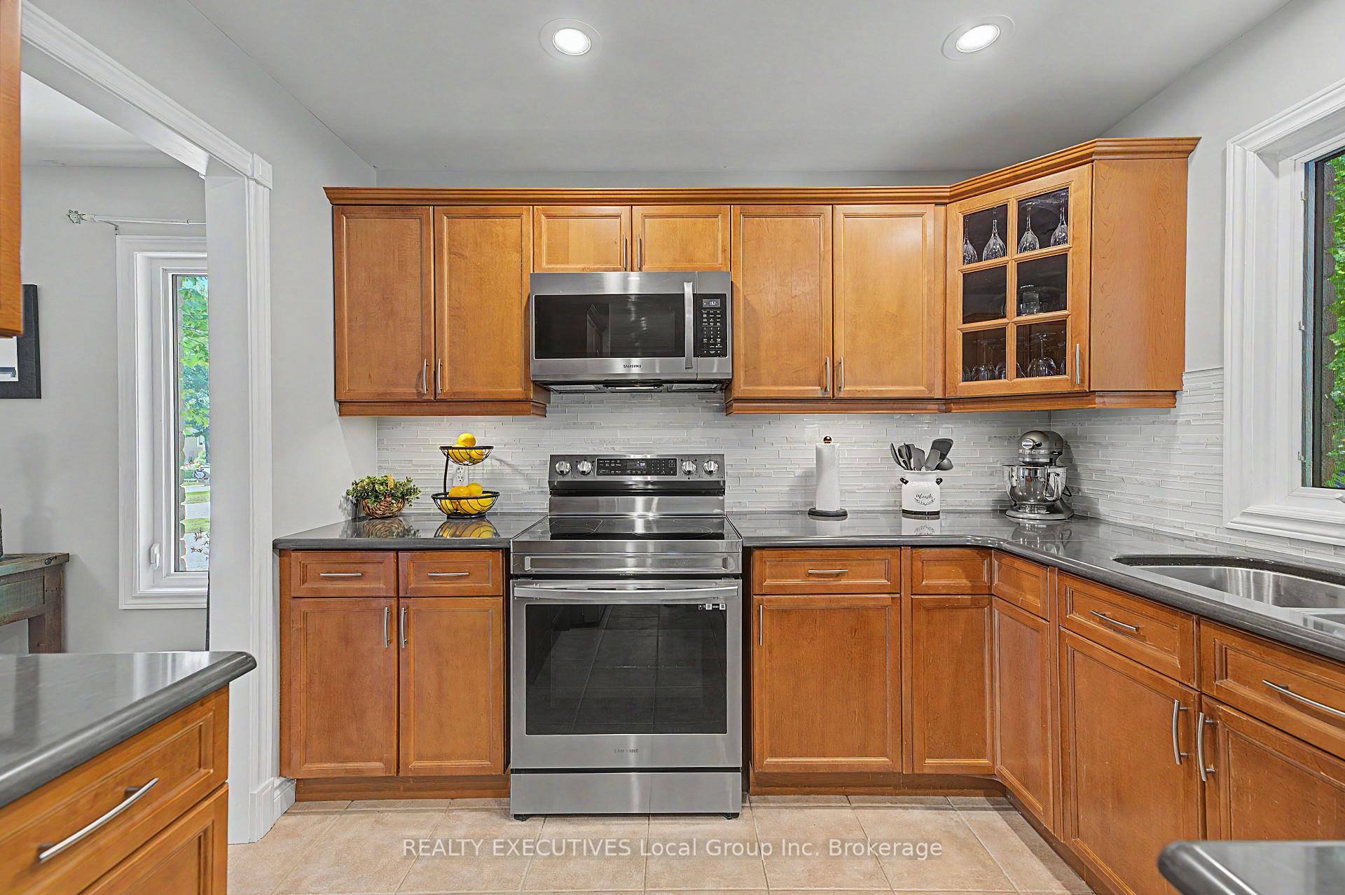 Photo 10 of 16 Vermont Crescent, North Bay, Airport — HOMEH