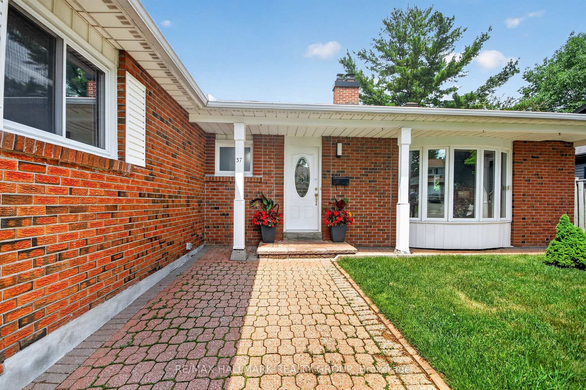 Photo 2 of 37 Parkwood Crescent, Ottawa, Blackburn Hamlet — HOMEH