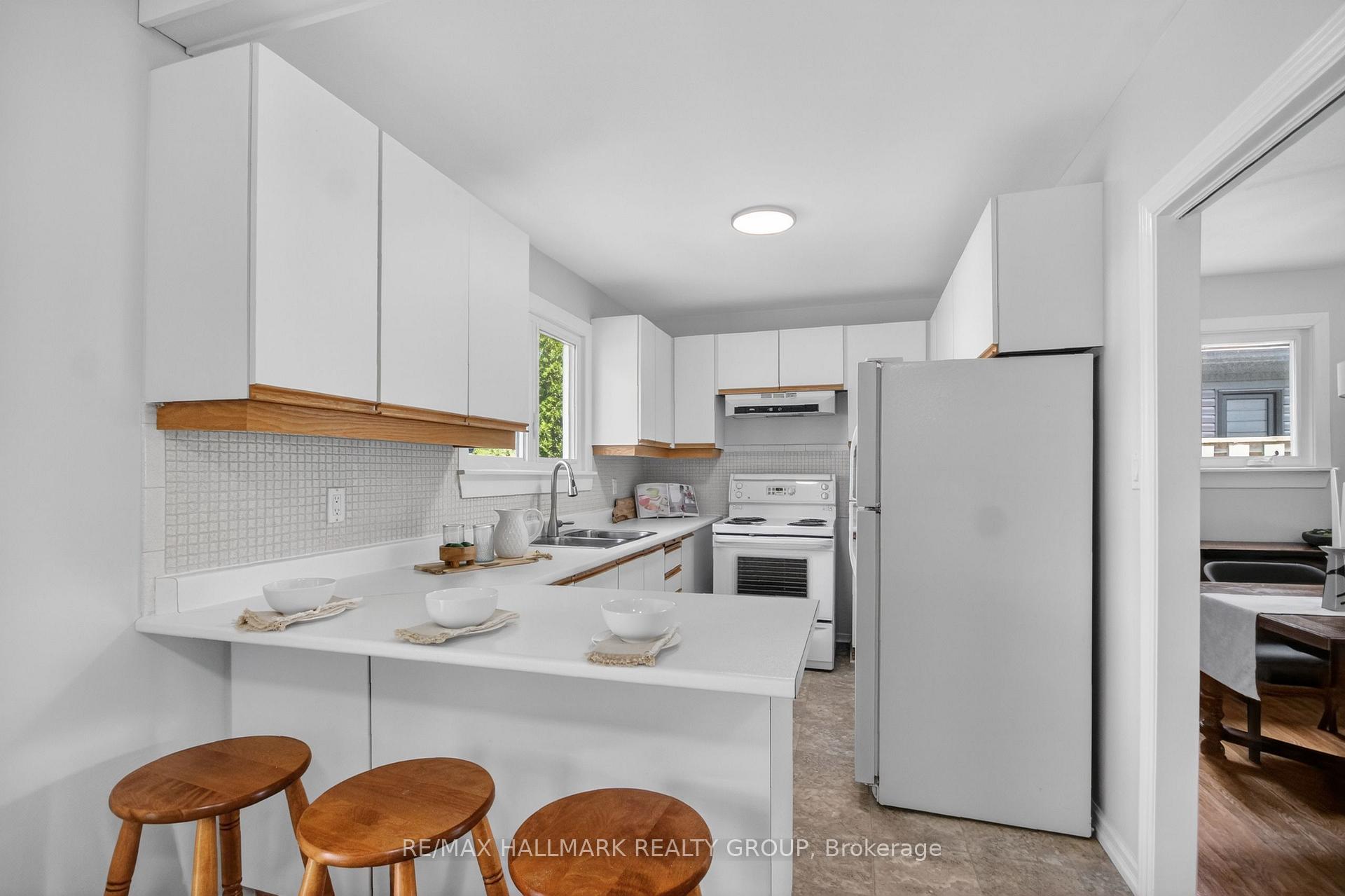 Photo 10 of 37 Parkwood Crescent, Ottawa, Blackburn Hamlet — HOMEH