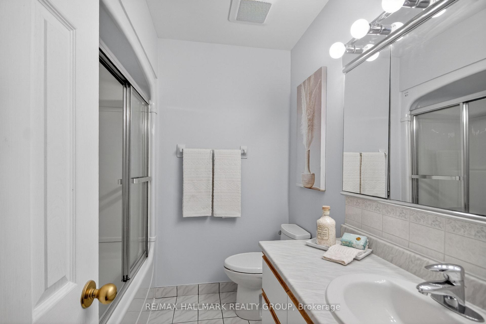 Photo 23 of 37 Parkwood Crescent, Ottawa, Blackburn Hamlet — HOMEH