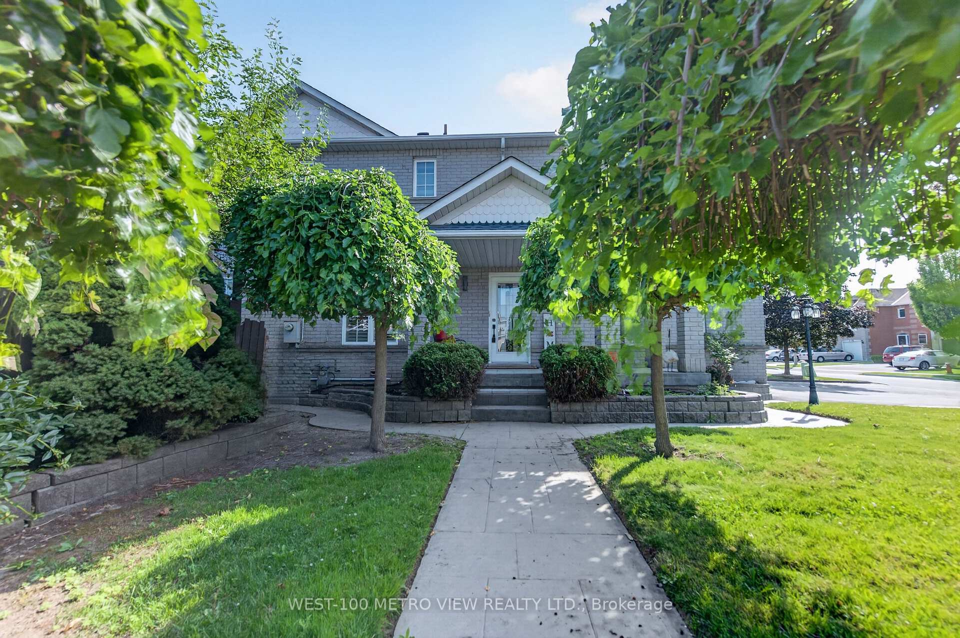 Photo 3 of 748 Summer Park Crescent, Mississauga, Fairview — HOMEH