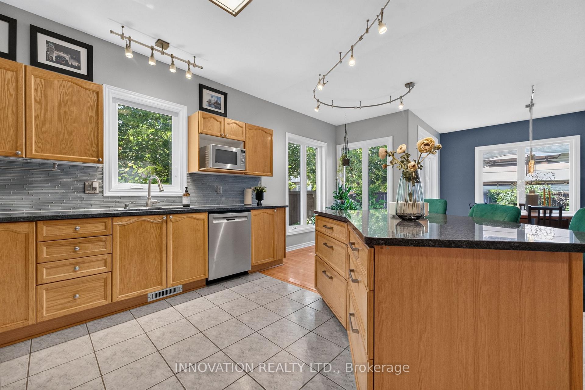 Photo 17 of 20 Peikoff Crescent, Ottawa, Kanata - Morgan's Grant/South March — HOMEH