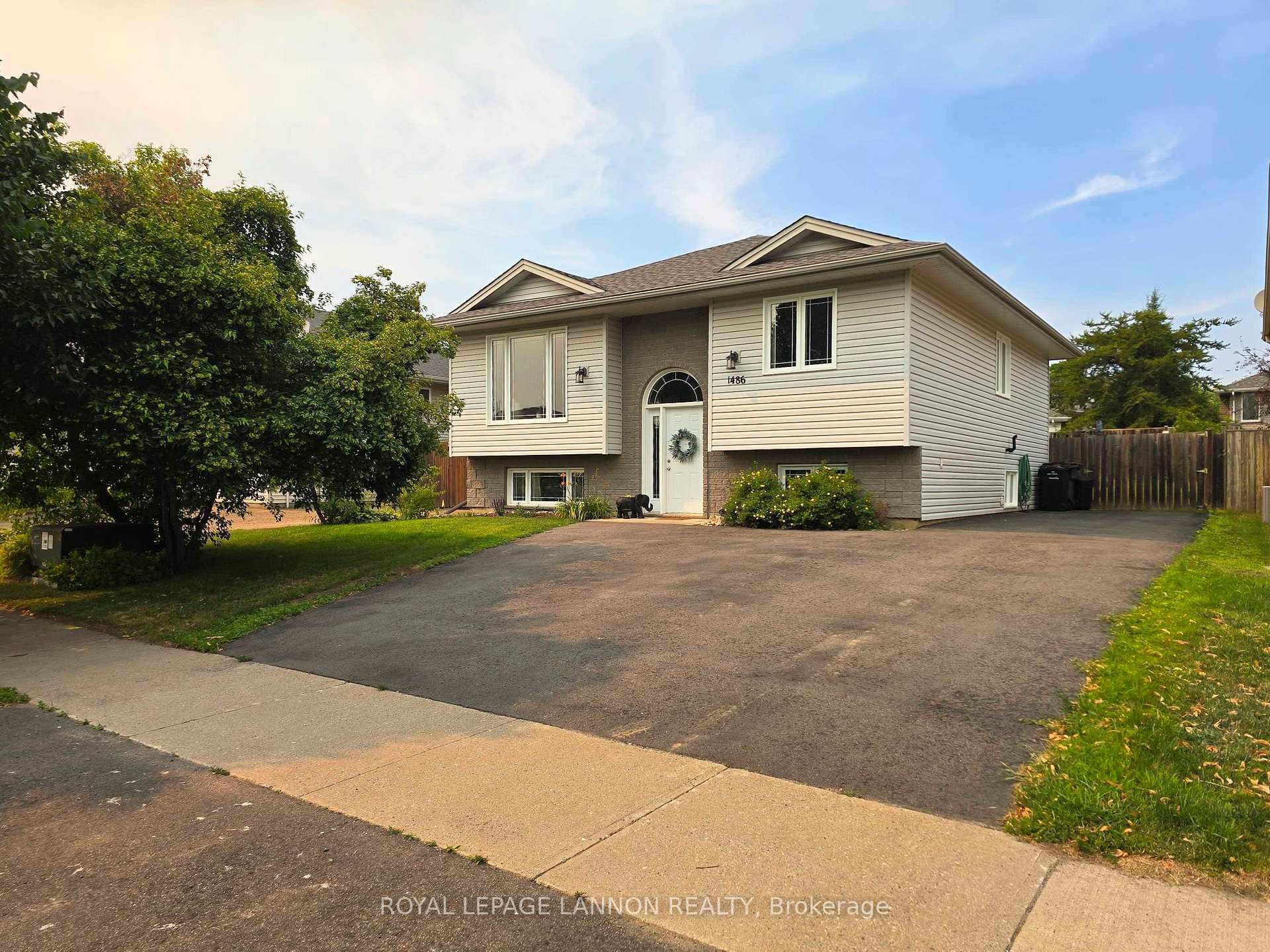 Photo 1 of 1486 Hutton Park Drive, Thunder Bay, John Street North — HOMEH