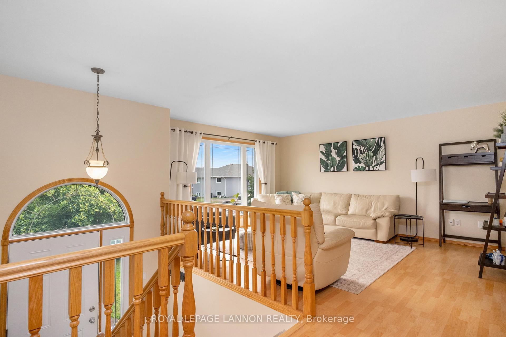 Photo 3 of 1486 Hutton Park Drive, Thunder Bay, John Street North — HOMEH