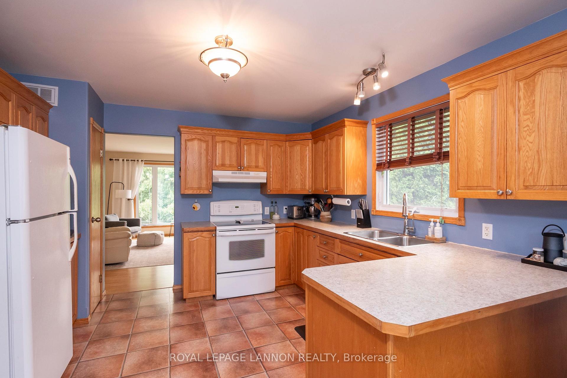 Photo 8 of 1486 Hutton Park Drive, Thunder Bay, John Street North — HOMEH