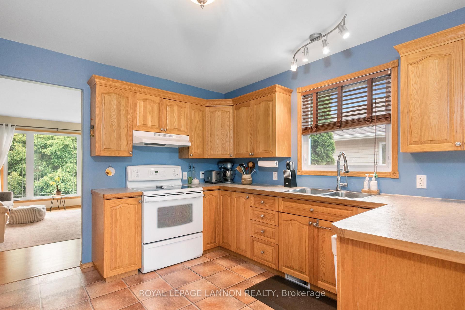 Photo 9 of 1486 Hutton Park Drive, Thunder Bay, John Street North — HOMEH