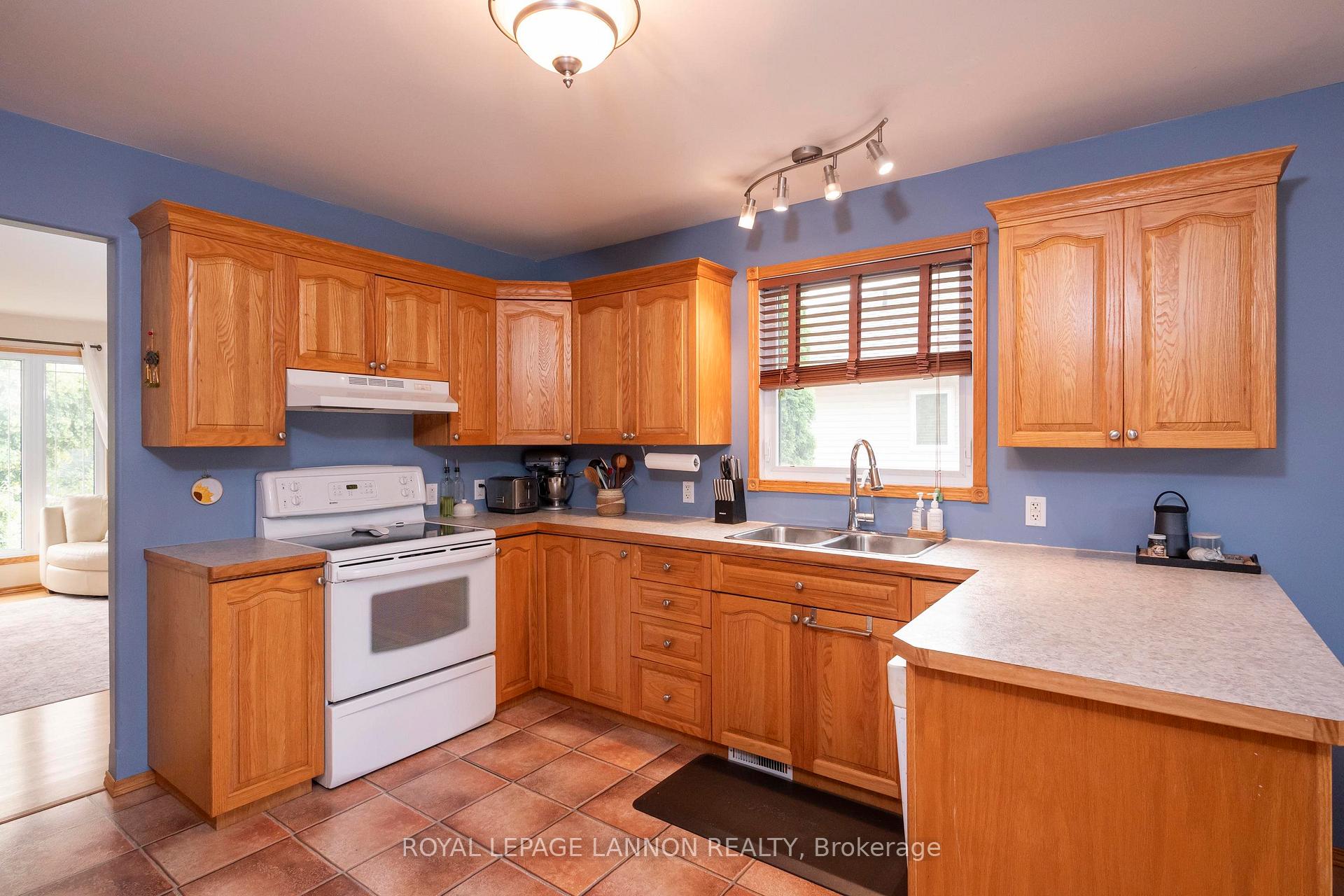 Photo 10 of 1486 Hutton Park Drive, Thunder Bay, John Street North — HOMEH