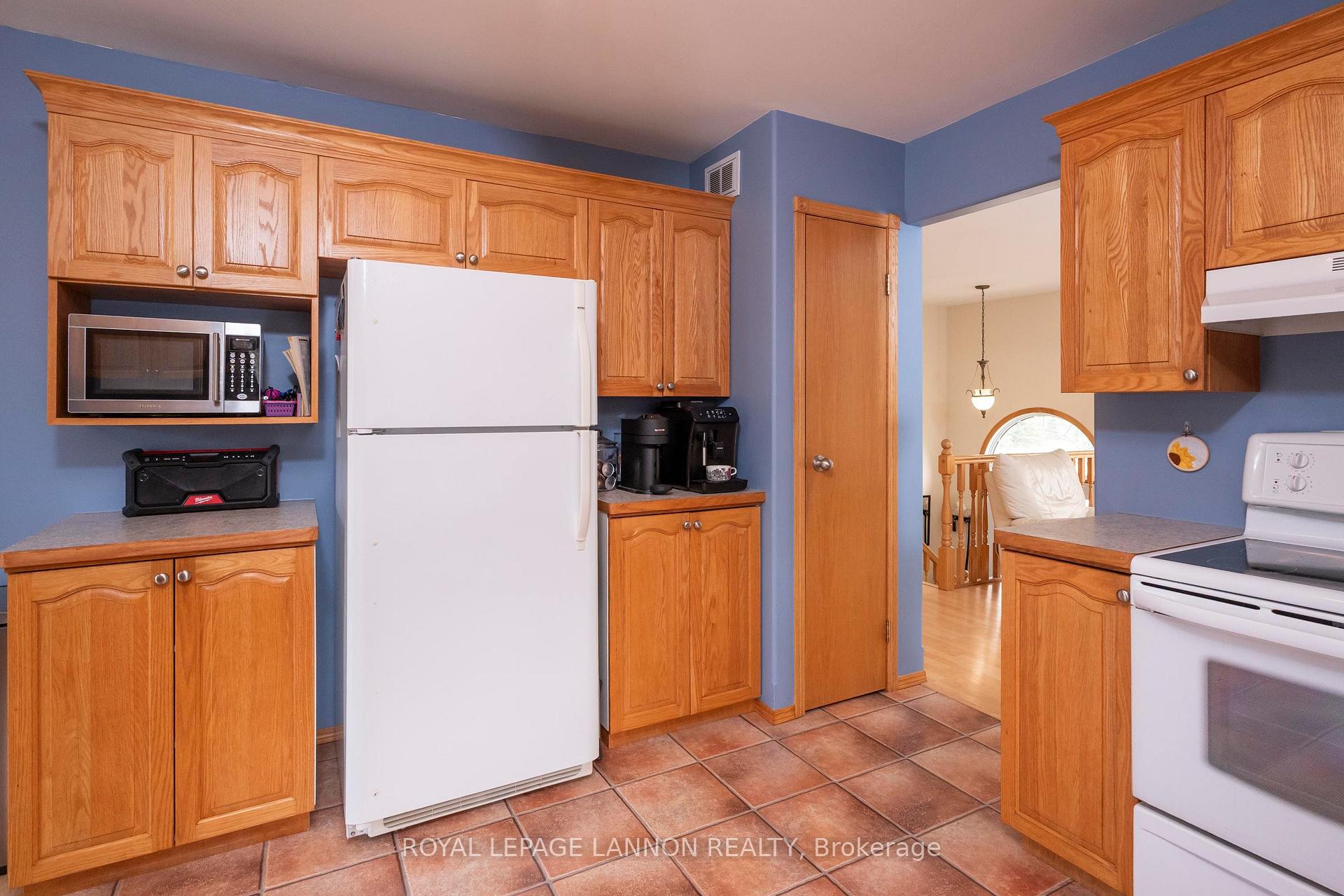 Photo 11 of 1486 Hutton Park Drive, Thunder Bay, John Street North — HOMEH