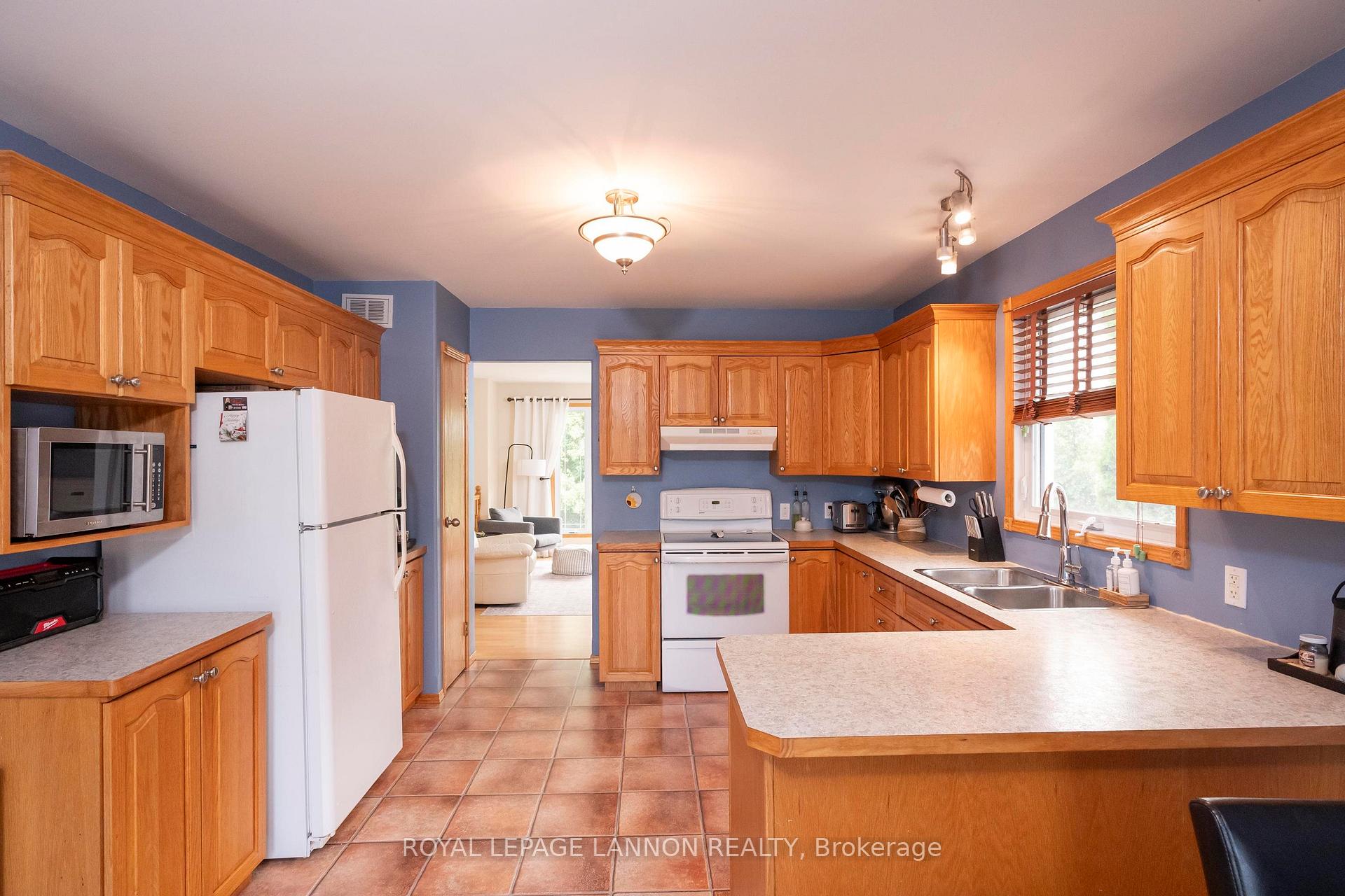 Photo 12 of 1486 Hutton Park Drive, Thunder Bay, John Street North — HOMEH