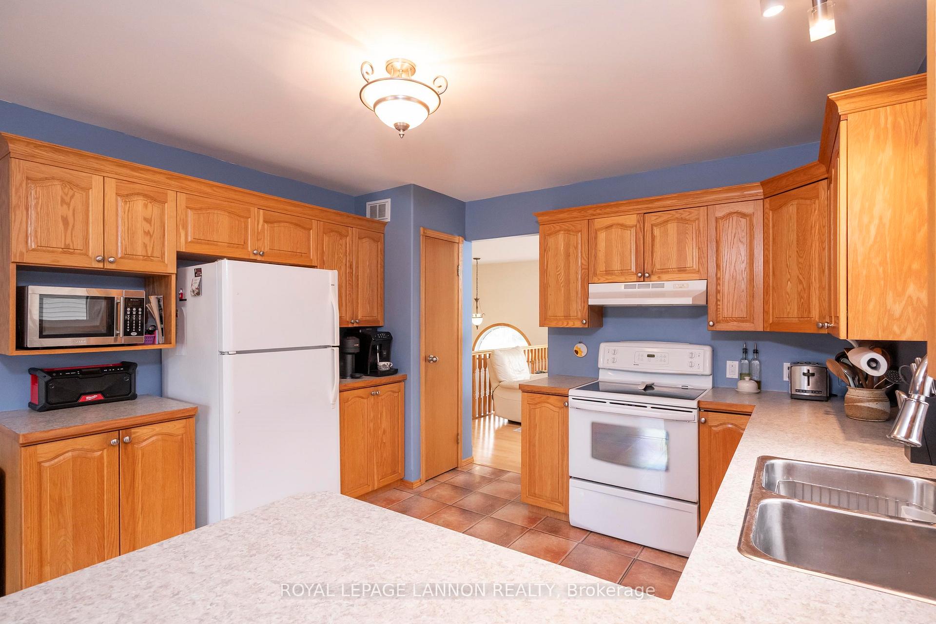 Photo 14 of 1486 Hutton Park Drive, Thunder Bay, John Street North — HOMEH