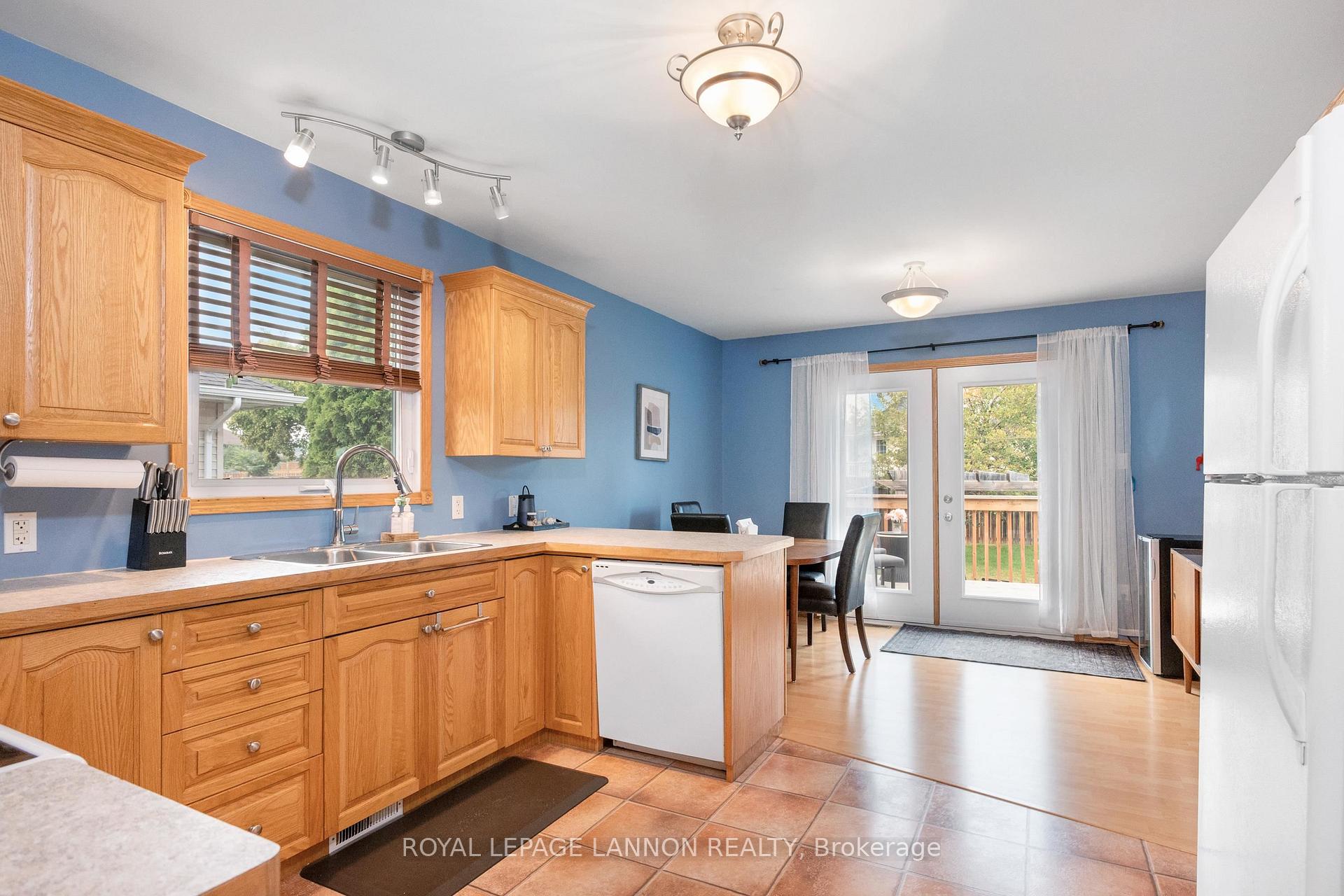 Photo 28 of 1486 Hutton Park Drive, Thunder Bay, John Street North — HOMEH