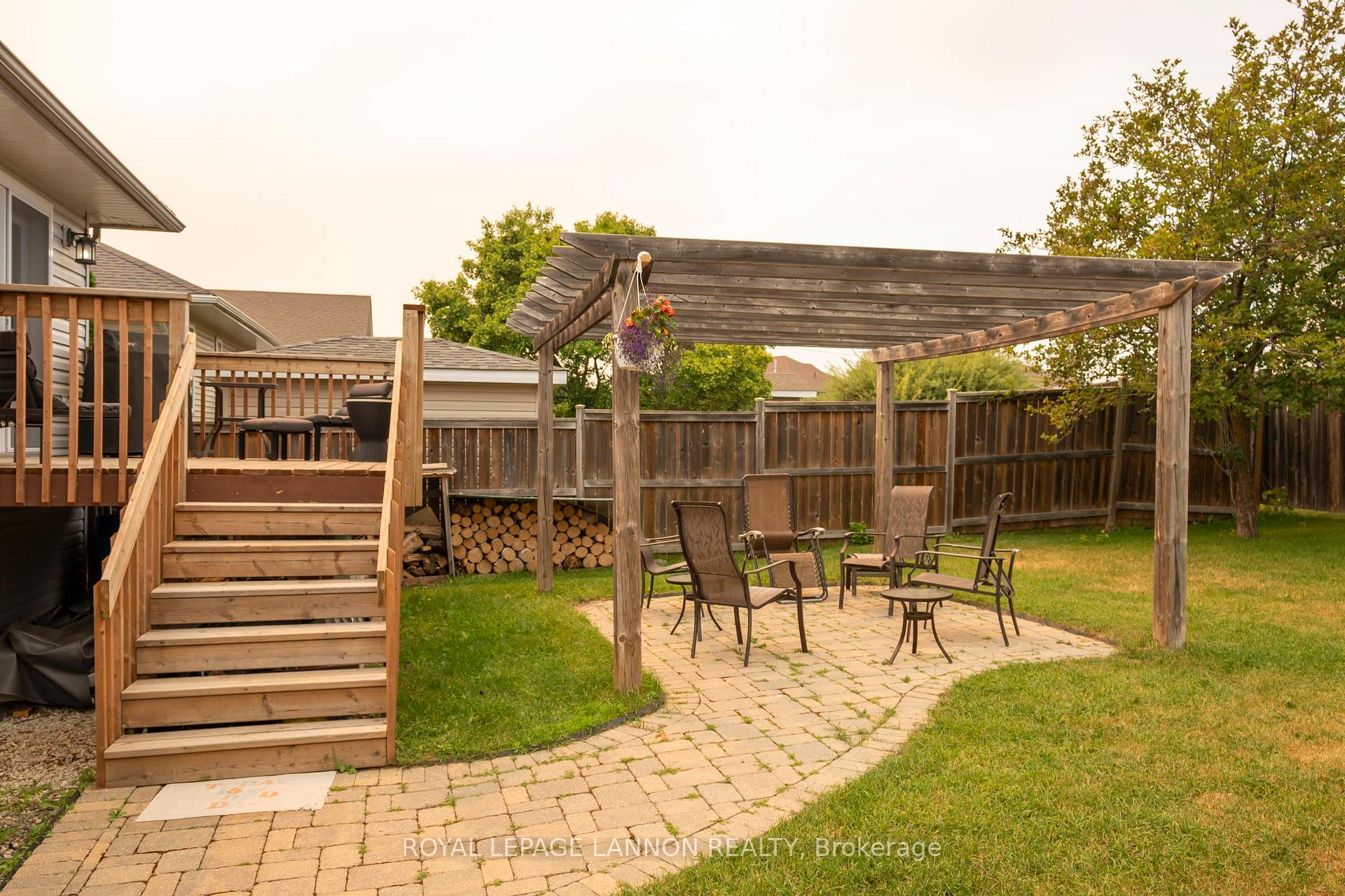 Photo 42 of 1486 Hutton Park Drive, Thunder Bay, John Street North — HOMEH
