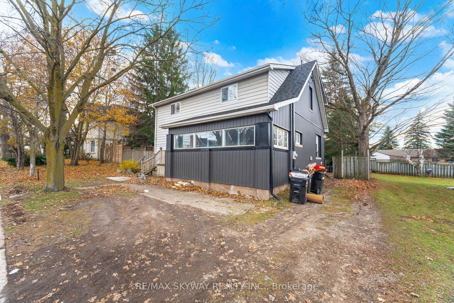 Photo of 102 Queen Street S
