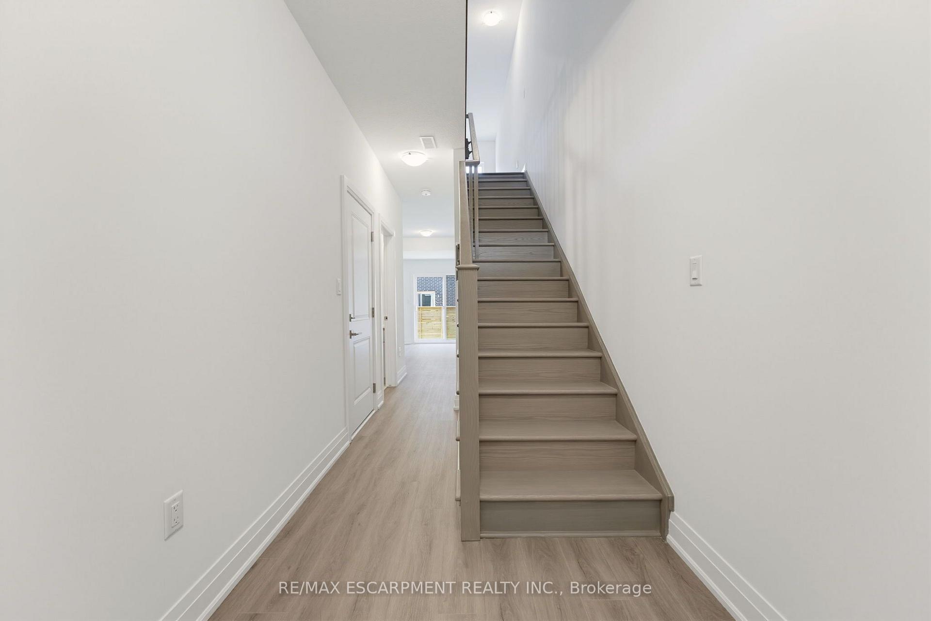 Photo 2 of 10 Clear Valley Lane, Hamilton, Rural Glanbrook — HOMEH